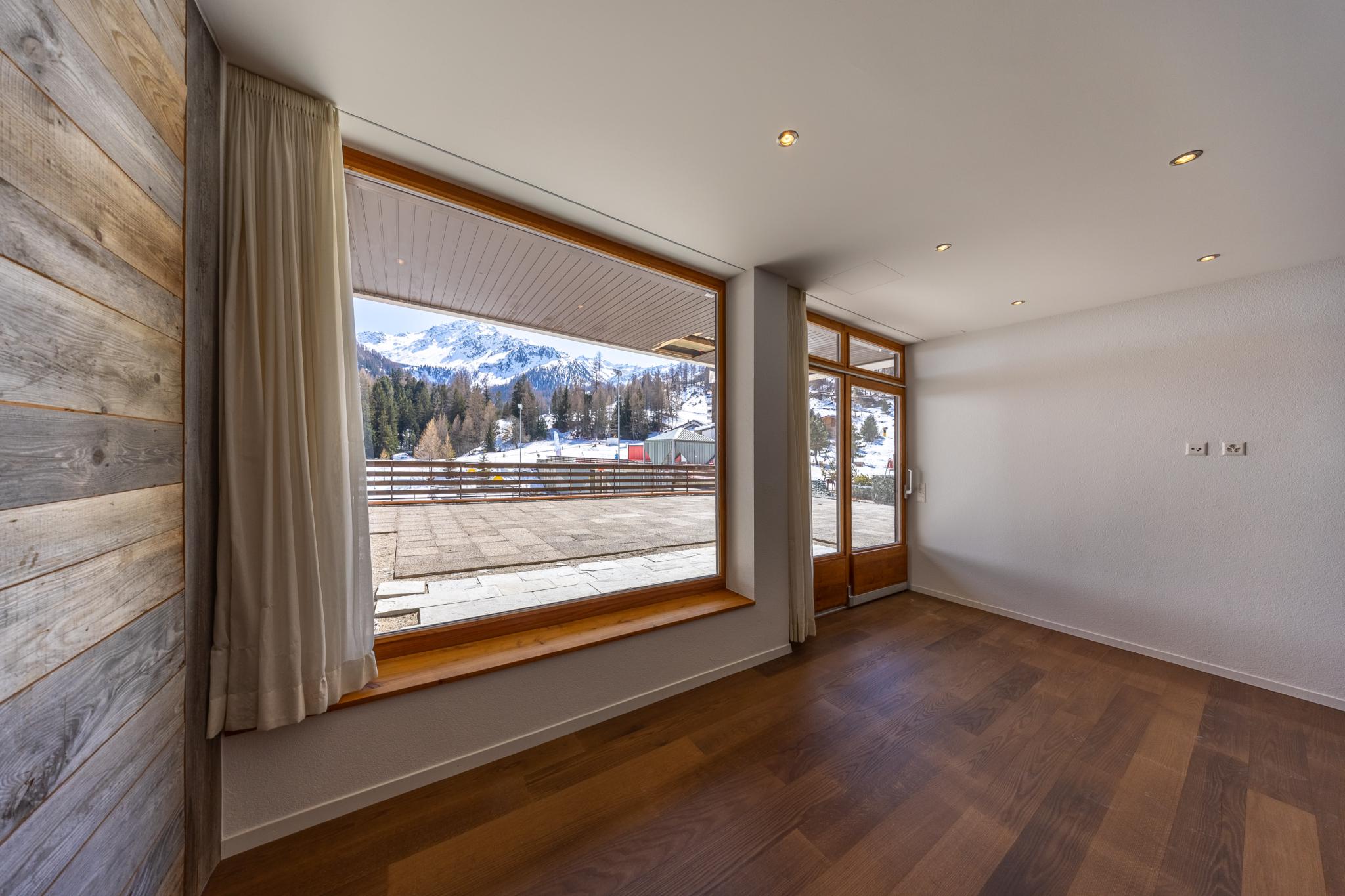 Leerer Wohnraum mit Bergblick
