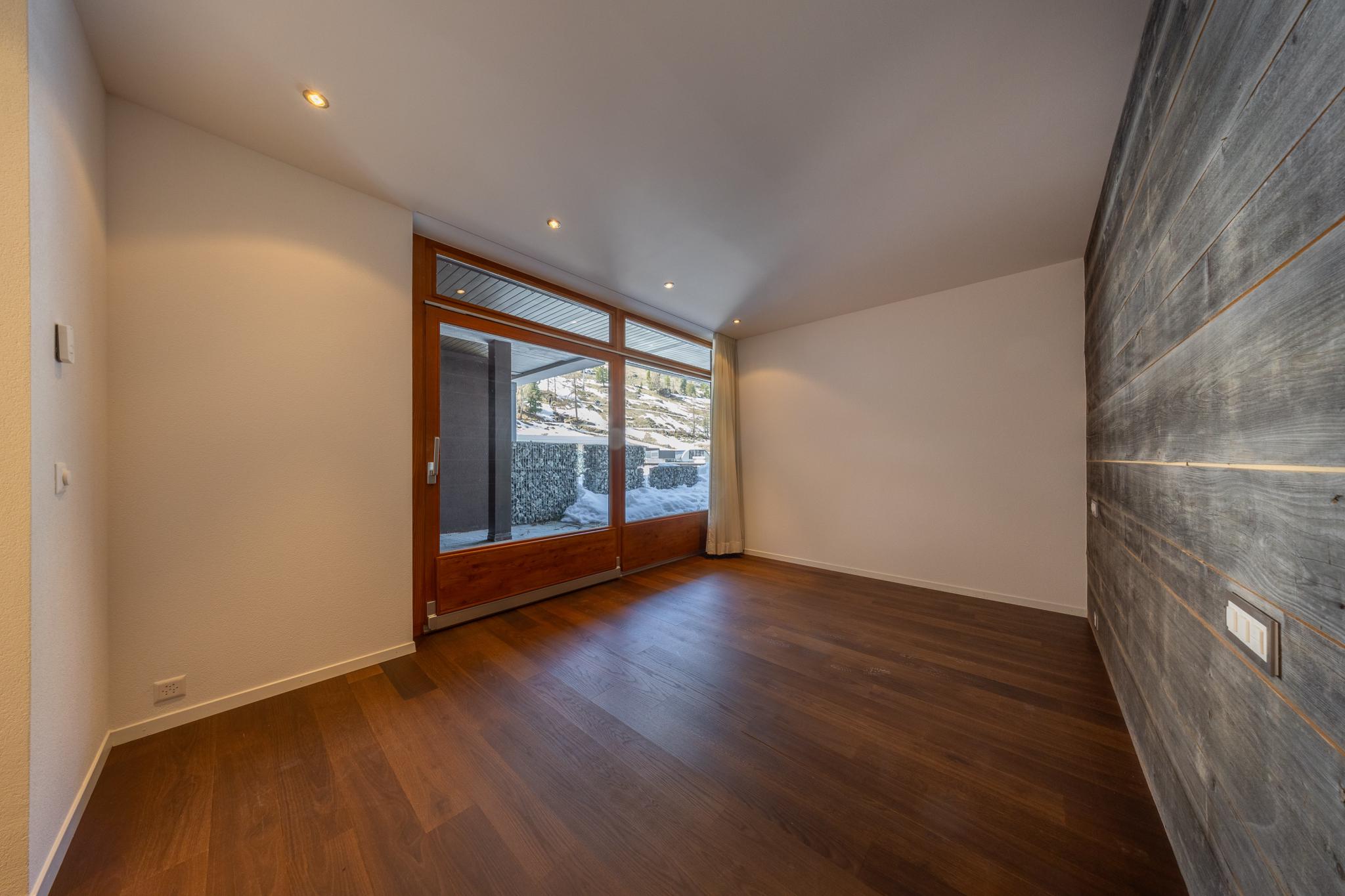 Leerer moderner Raum mit Holzfenster und Bergblick