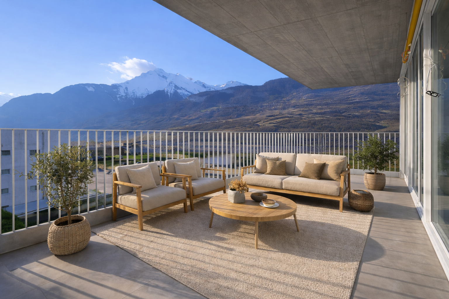 Großzügige Balkonterrasse mit Bergblick