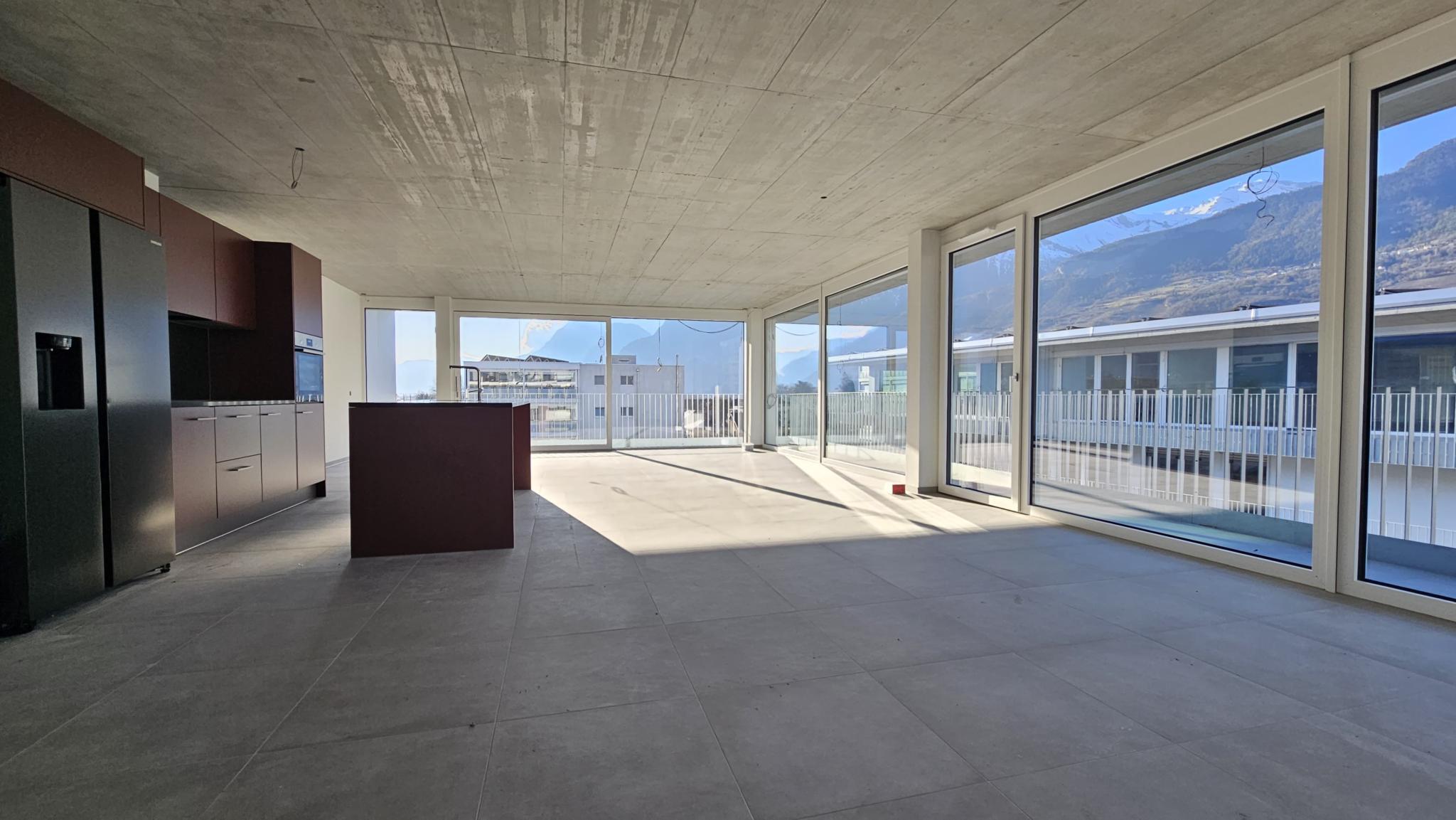 Offener Wohnbereich mit Panoramafenstern