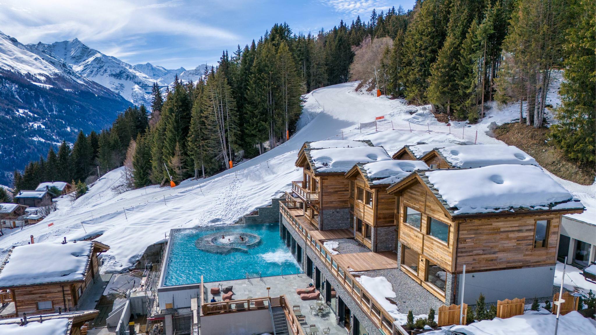 Skigebiet mit Chalets und Außenpool