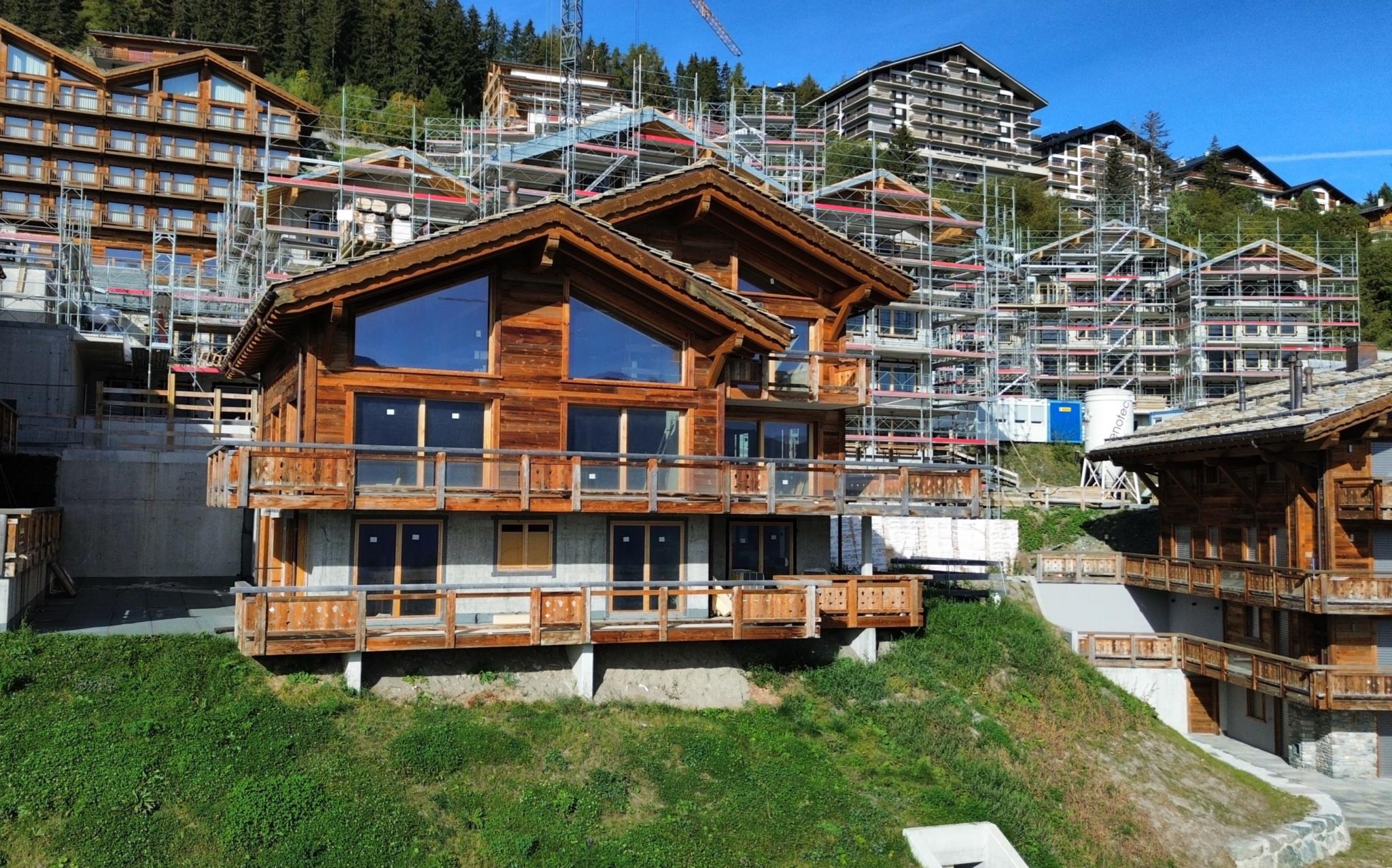 Alpines Holzhaus im Baugebiet