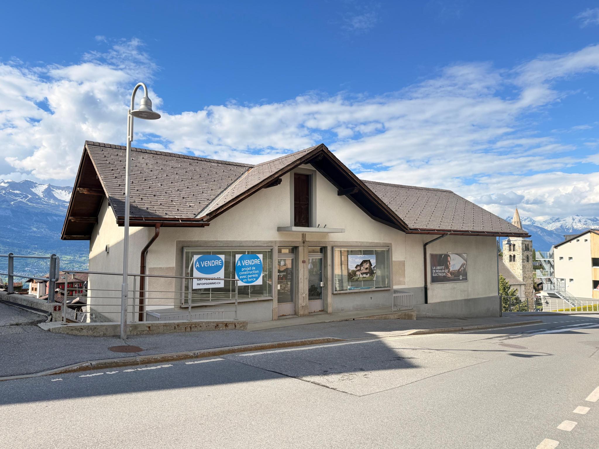 Bergnahes Haus mit Verkaufsschild