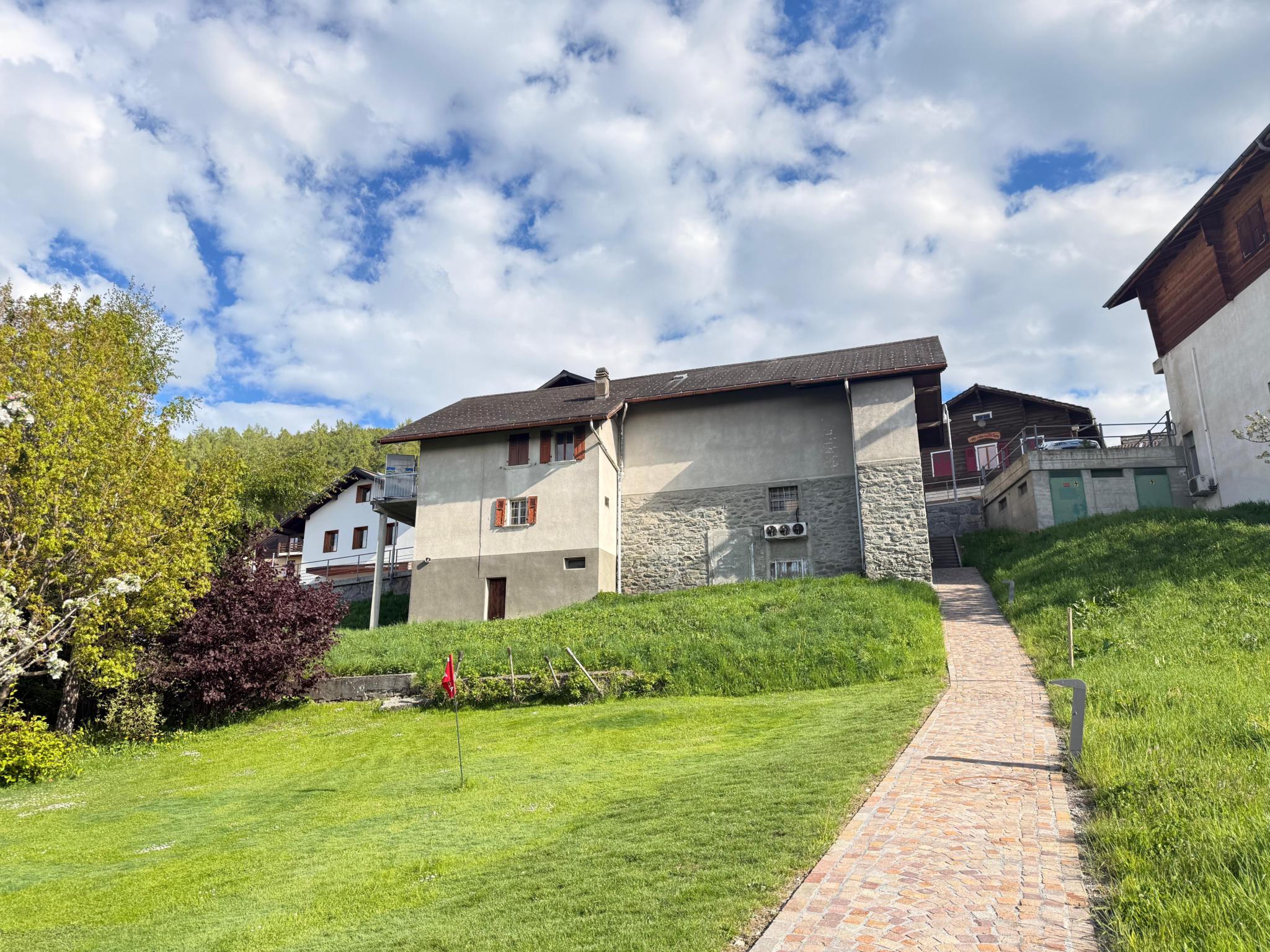 Ländliches Wohnhaus mit Gartenhang