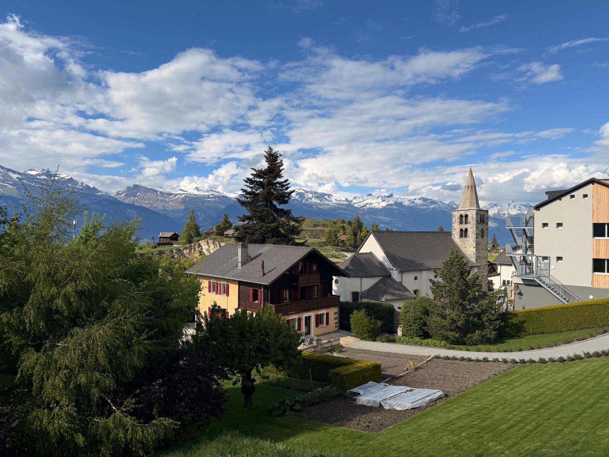 Bergdorf mit Alpenblick
