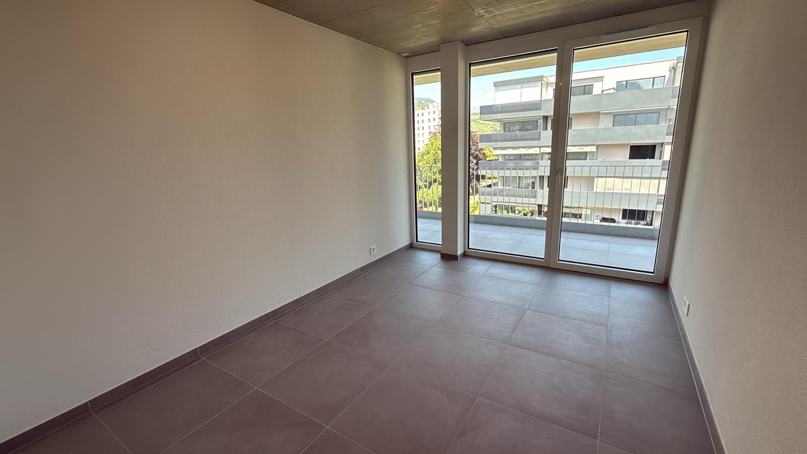Leerer Wohnraum mit Balkonblick