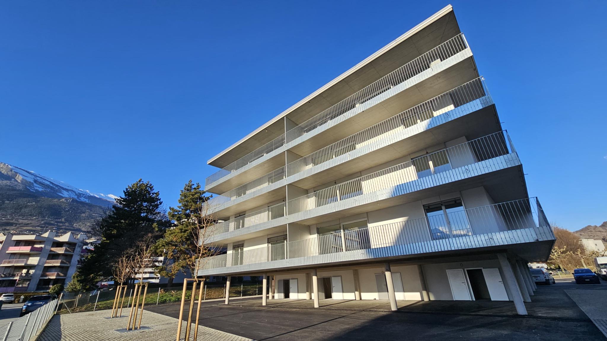 Moderne Wohnanlage mit großen Balkonen