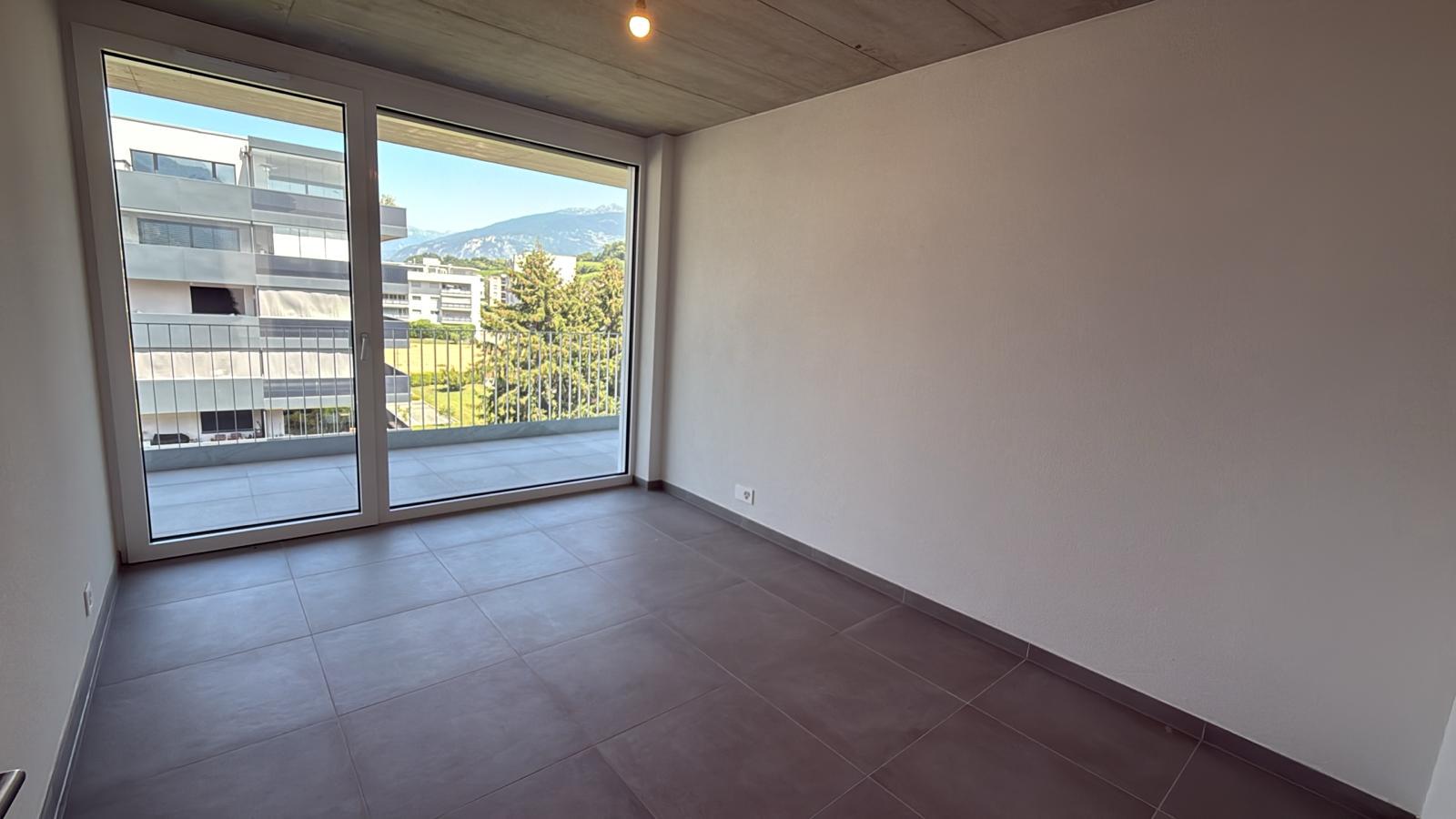 Leerer Raum mit Balkon und Bergblick