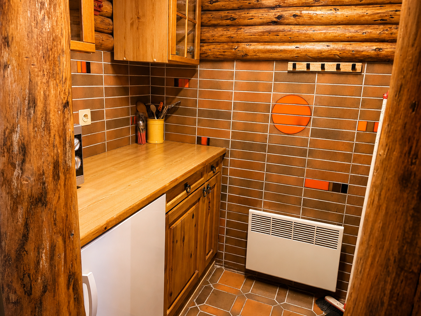 Rustikale kleine Küche mit Holz und Fliesen