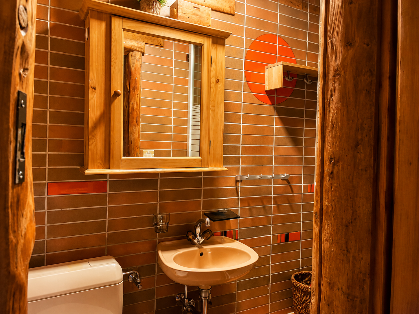 Rustikales Gäste-WC mit Holzdetails
