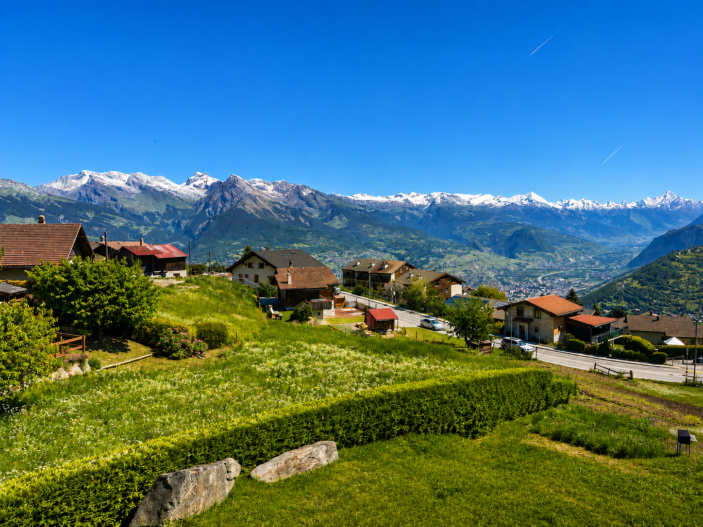 Bergpanorama mit Wohnsiedlung