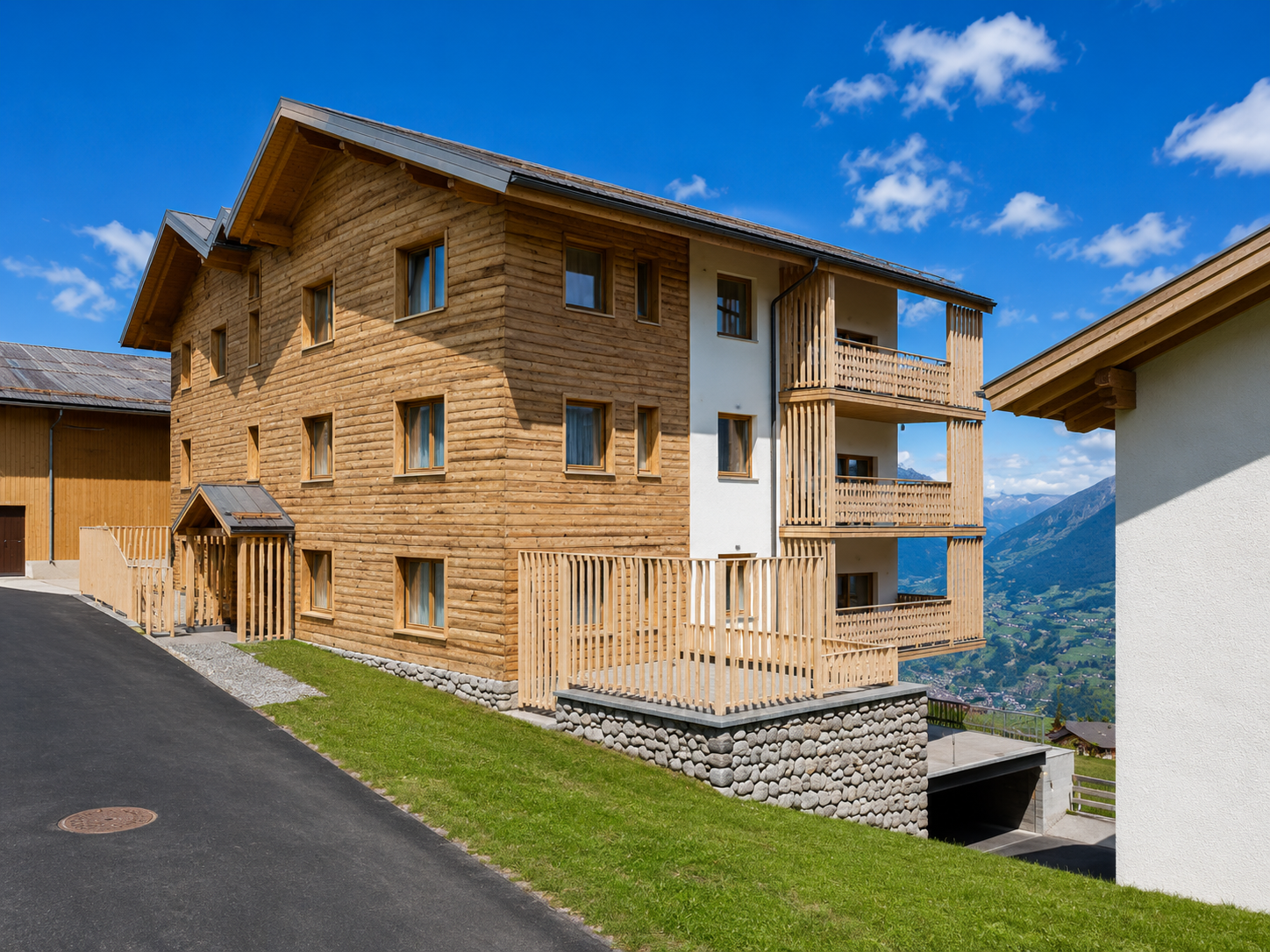 Alpines Holzhaus mit Balkonen