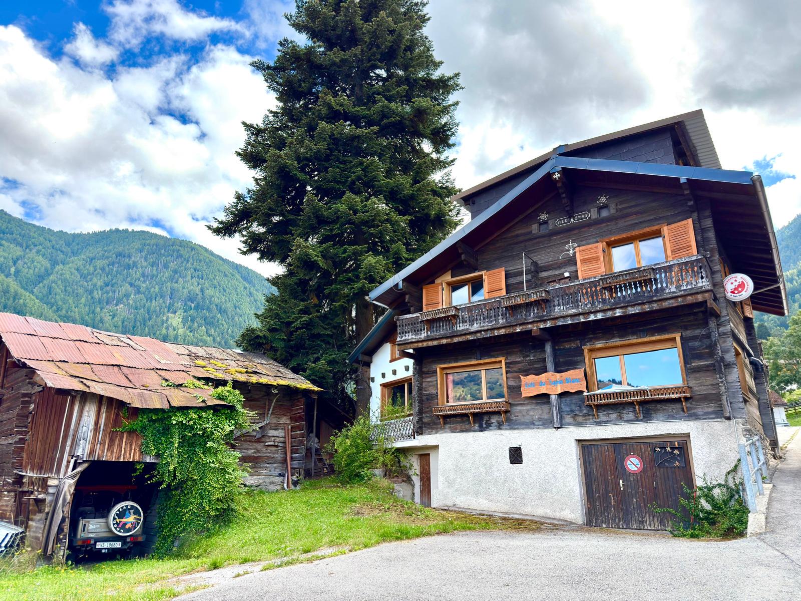 Alpines Holzhaus mit Nebenbau