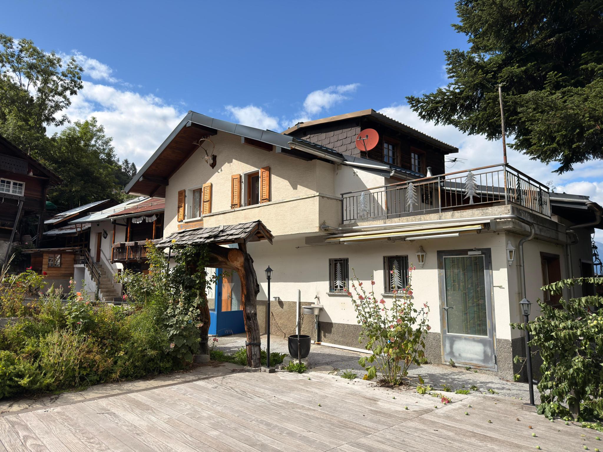 Alpenhaus mit Balkon und Garten