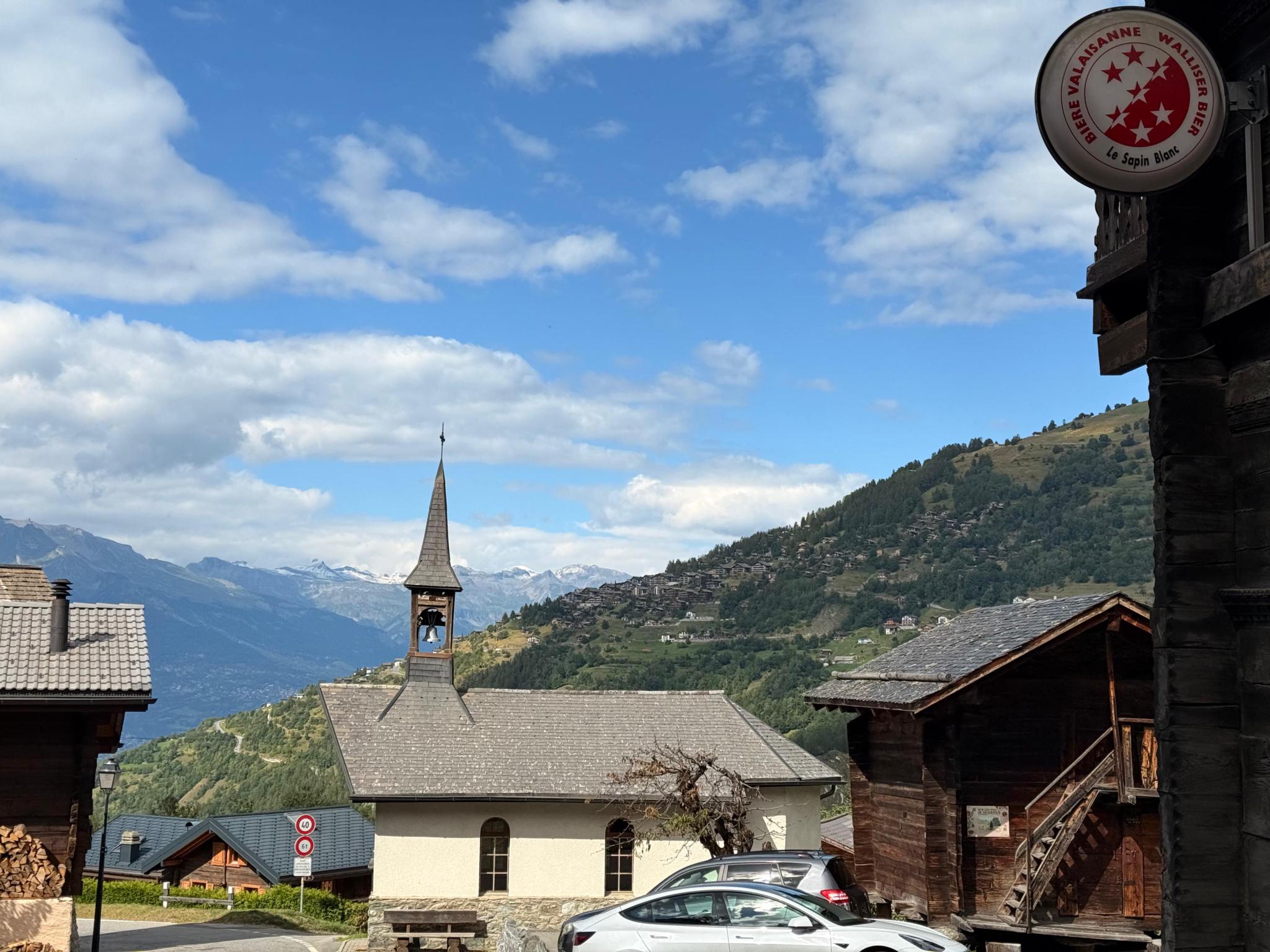 Alpine Dorf mit Bergpanorama