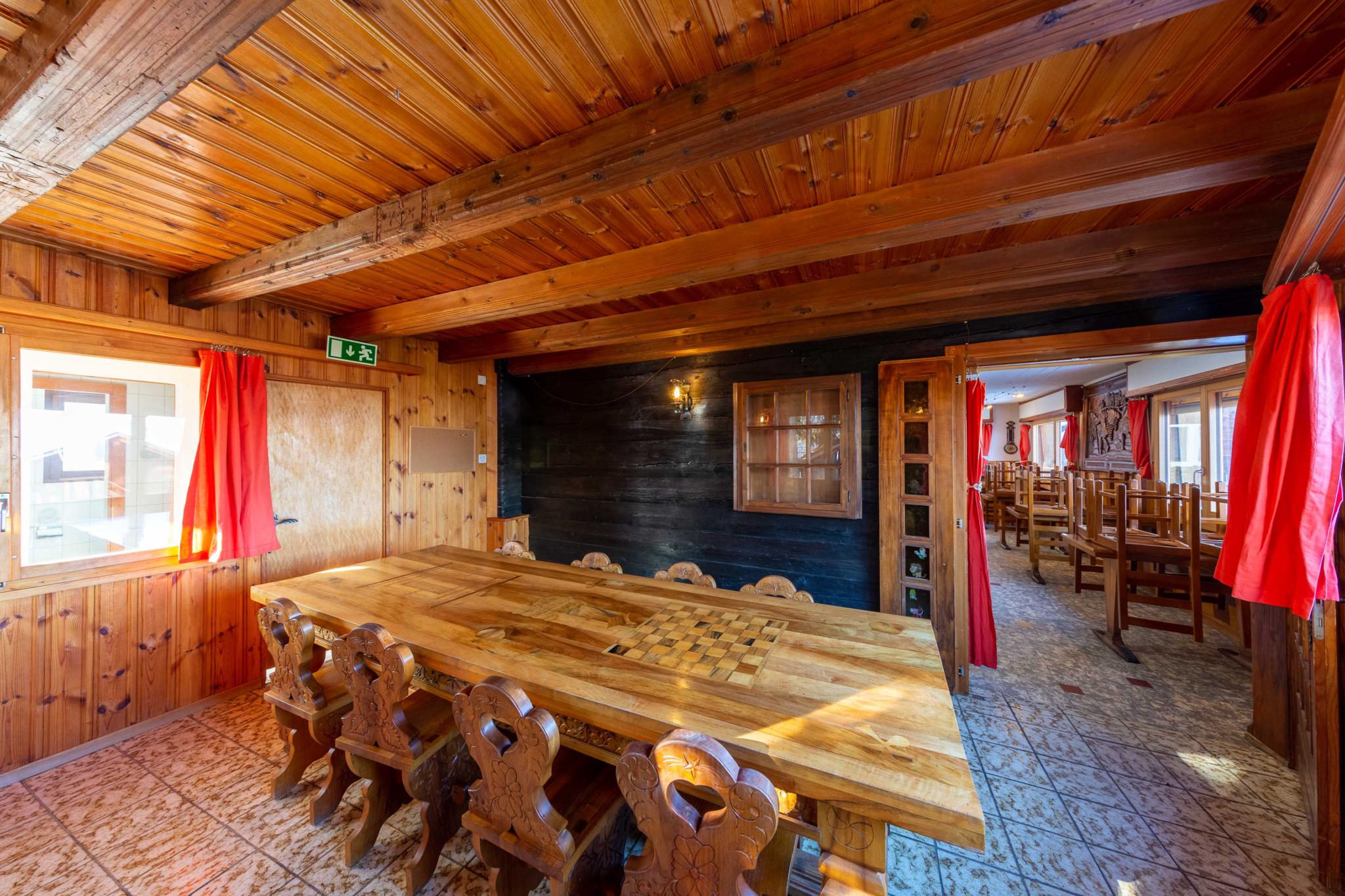 Rustikaler Speiseraum mit Holztäfelung