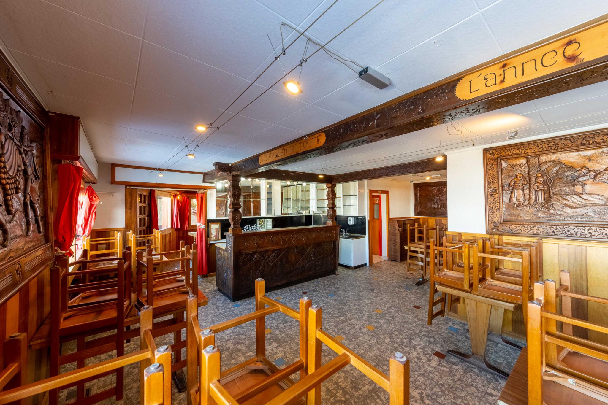 Rustikales Restaurant- oder Gastraum-Interieur