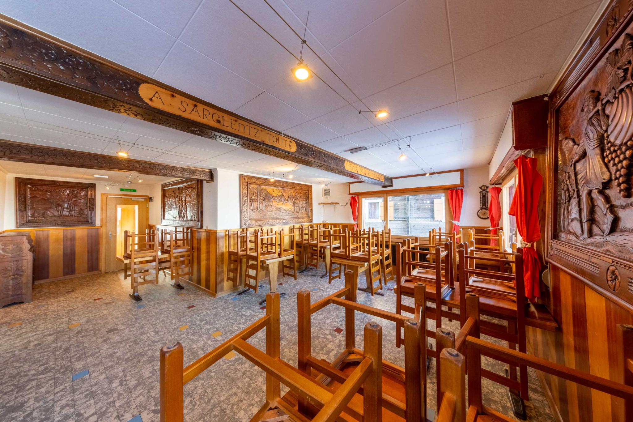 Traditionell gestalteter Speisesaal mit Holzverzierungen