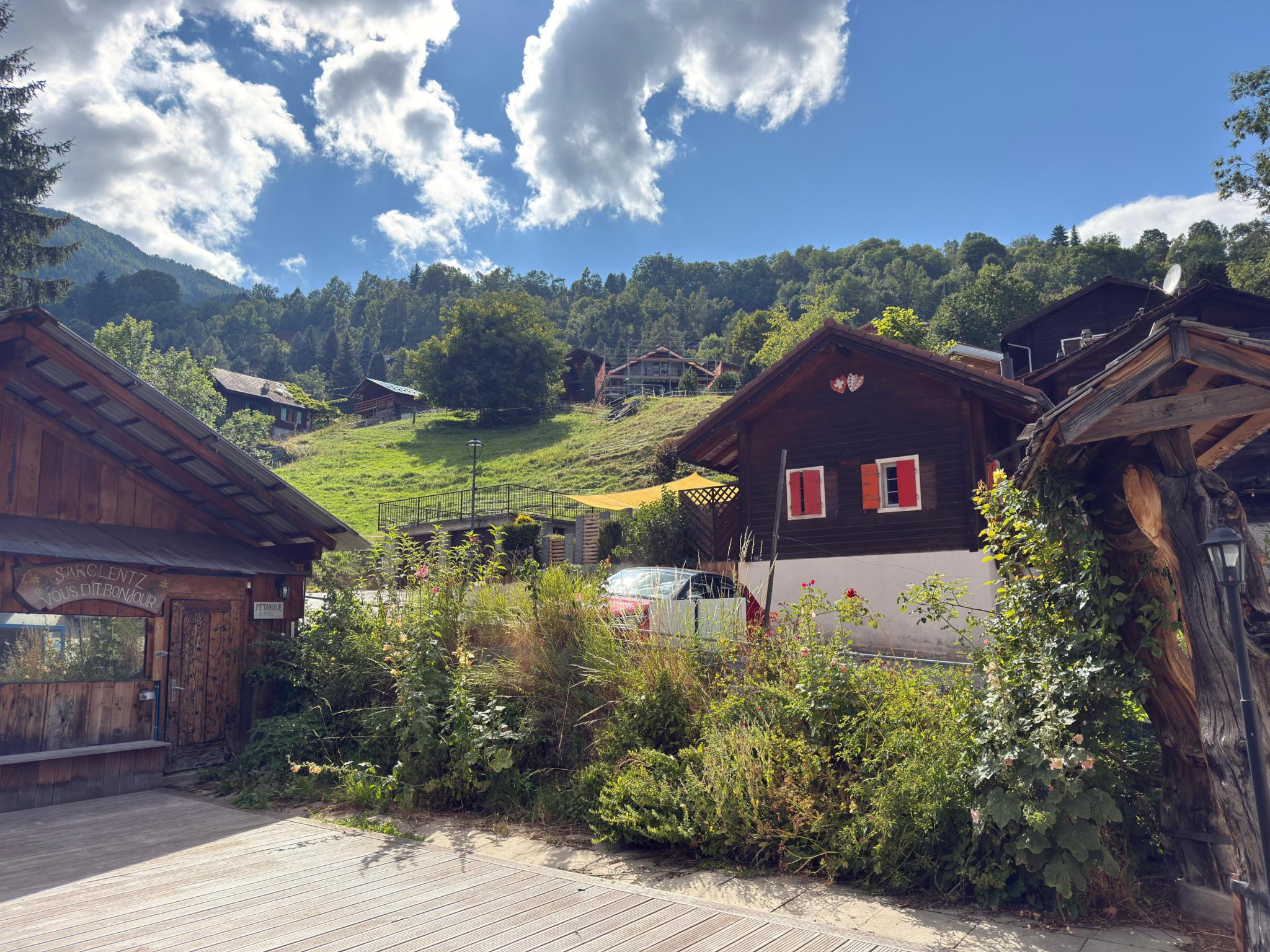 Alpines Dorf mit Chalets und Bergblick