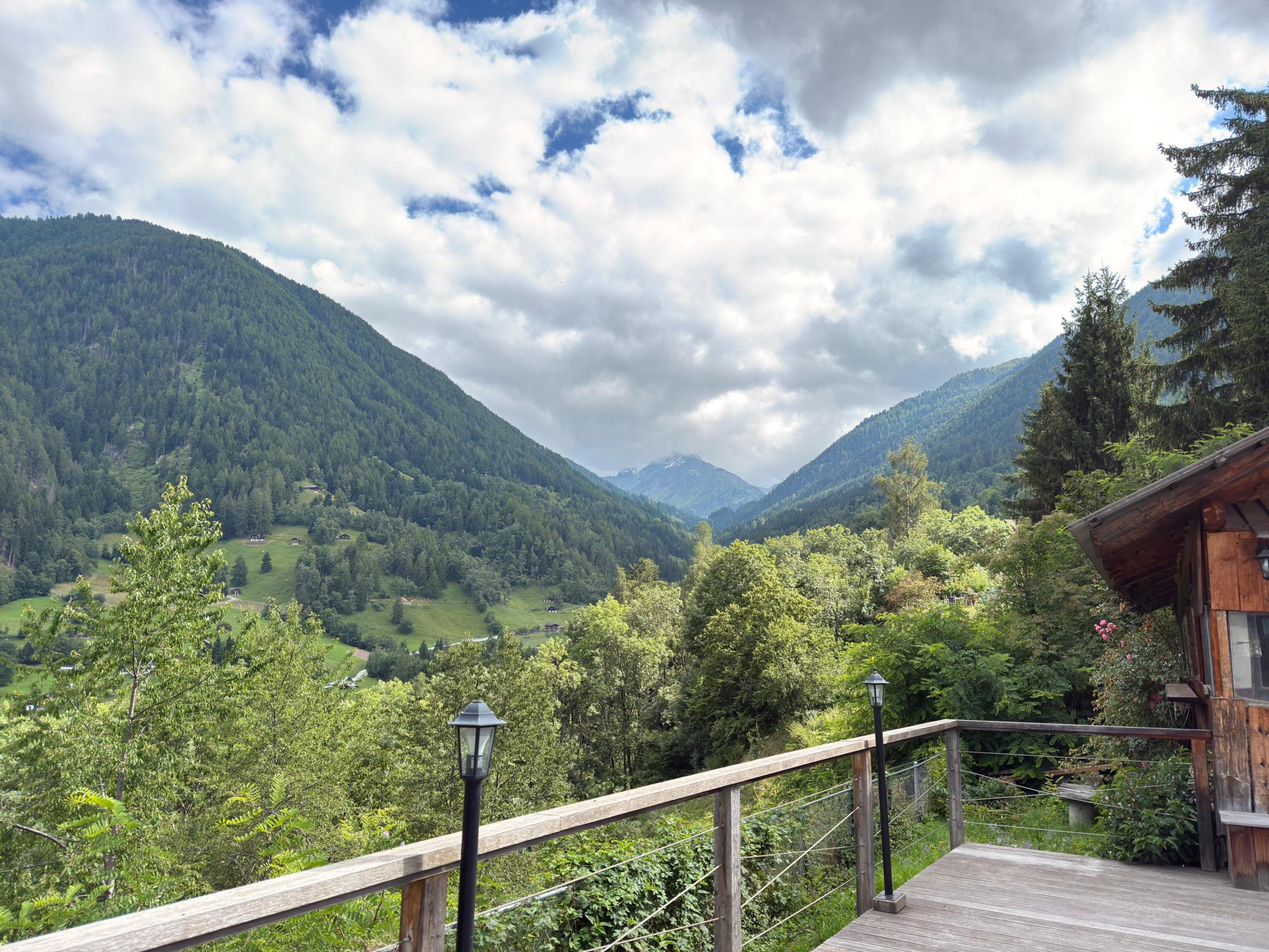 Alpenblick von einer Holzterrasse