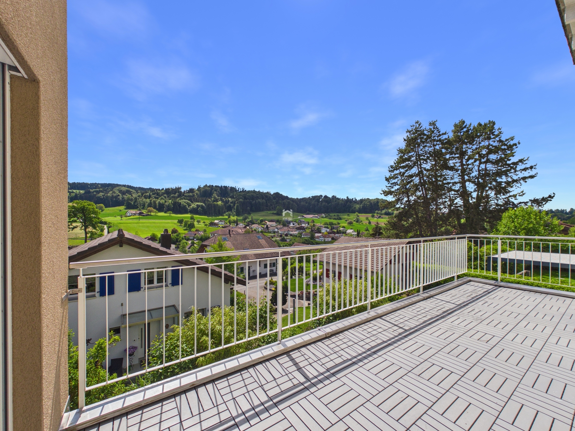 Balkon mit weiter Aussicht ins Grüne