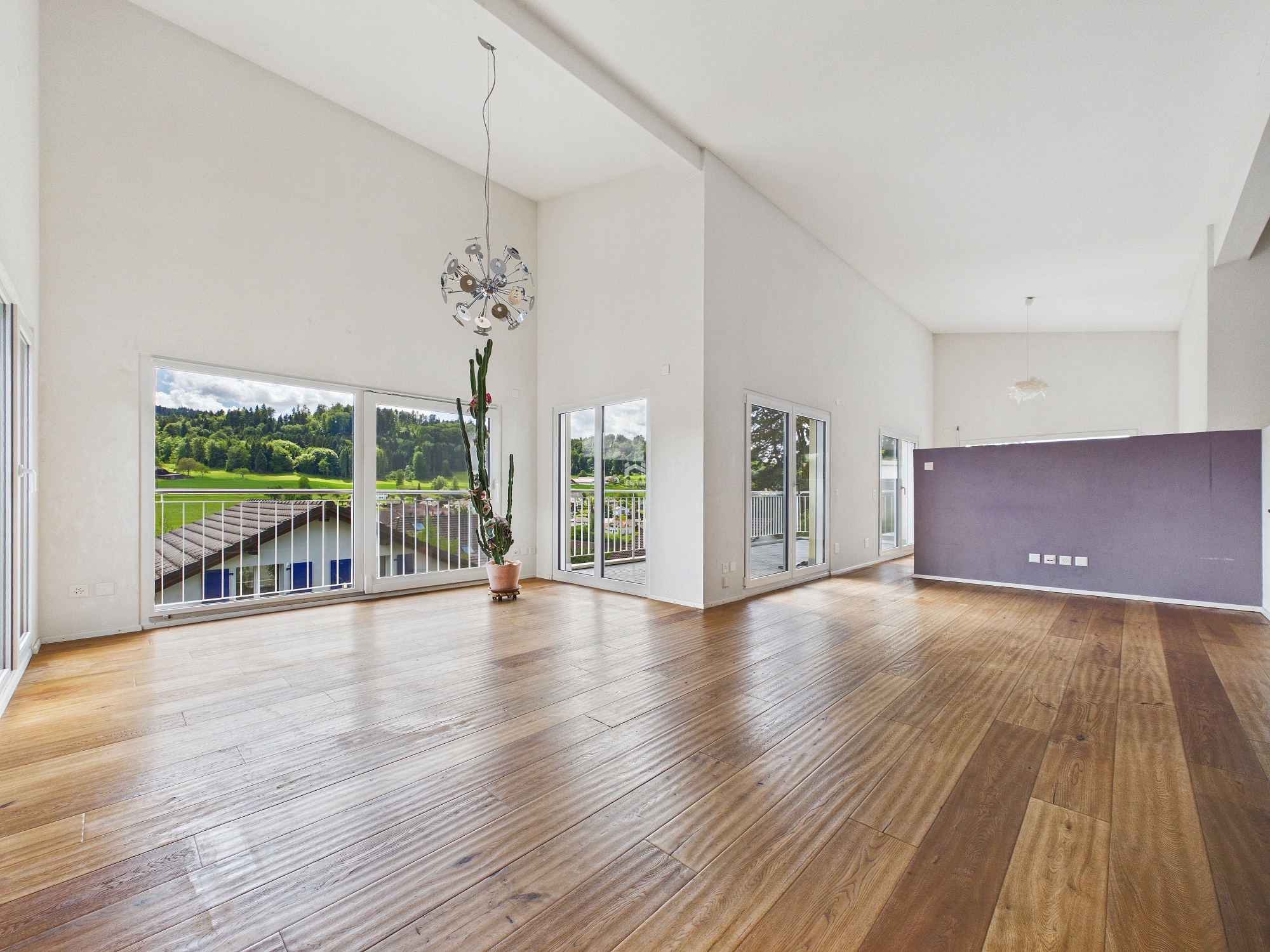 Heller Wohnraum mit Aussicht und hoher Decke