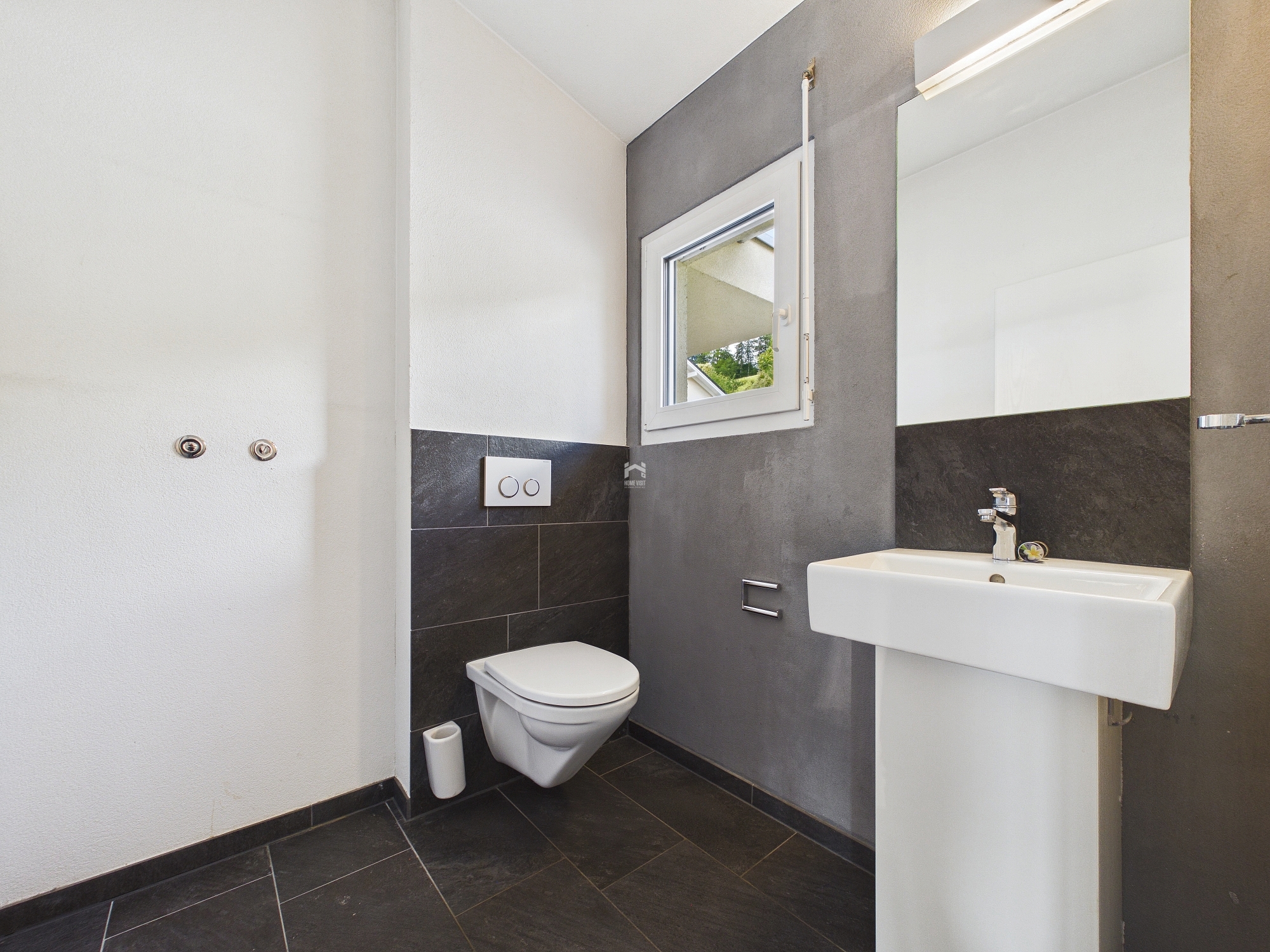 Modernes Gäste-WC mit Dachfenster