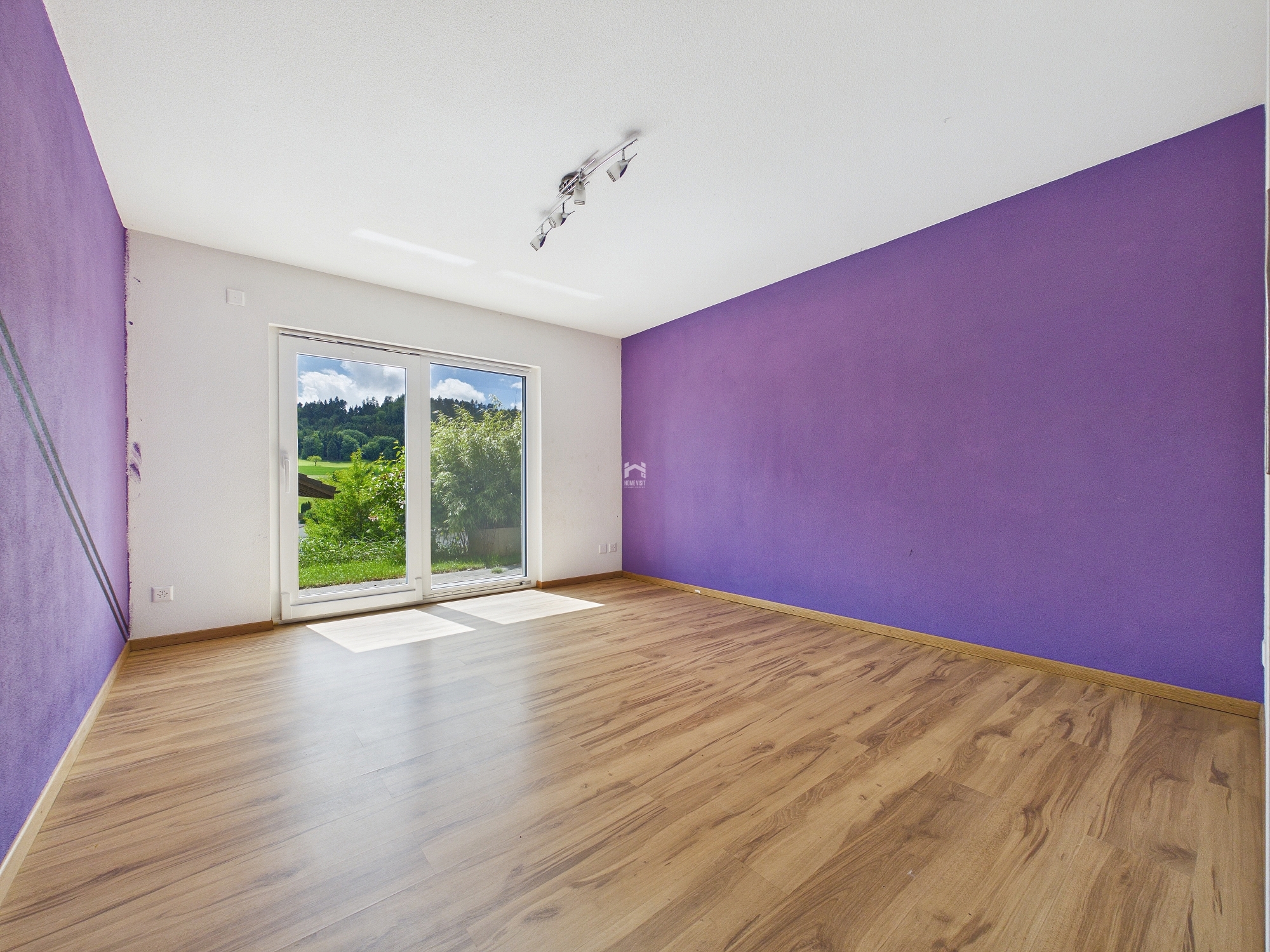 Leeres Zimmer mit Balkonblick
