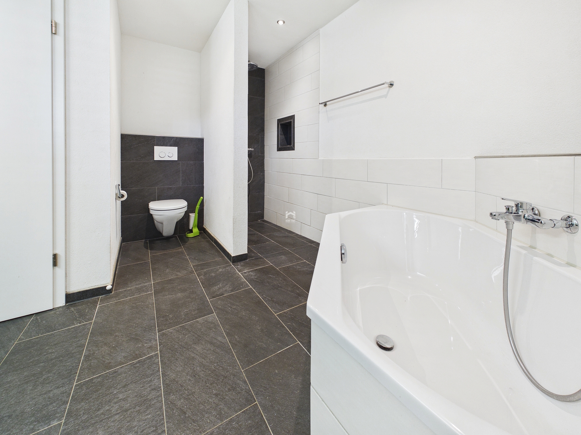 Modernes Badezimmer mit Badewanne und WC
