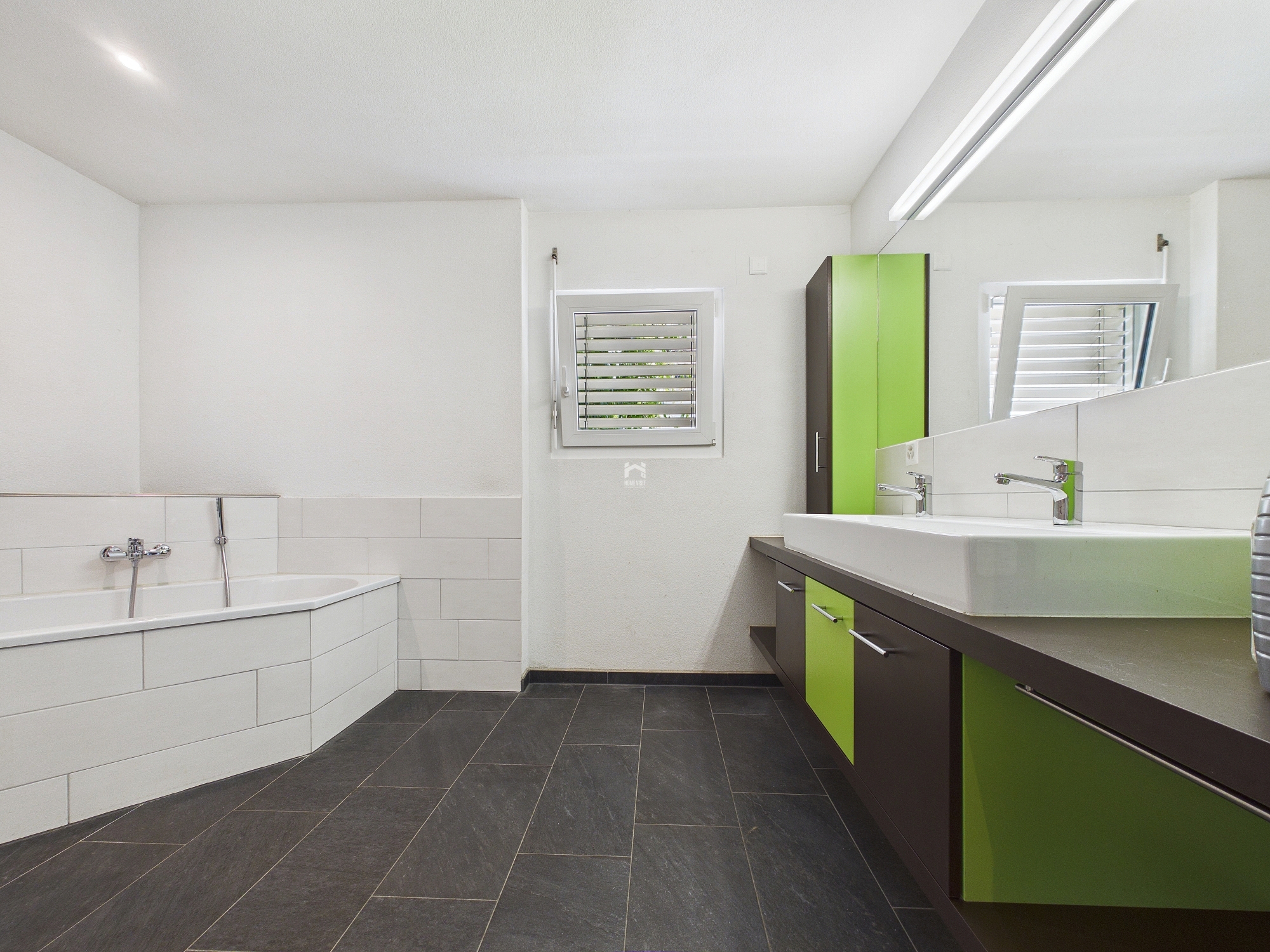 Modernes Badezimmer mit Badewanne und Doppelwaschtisch