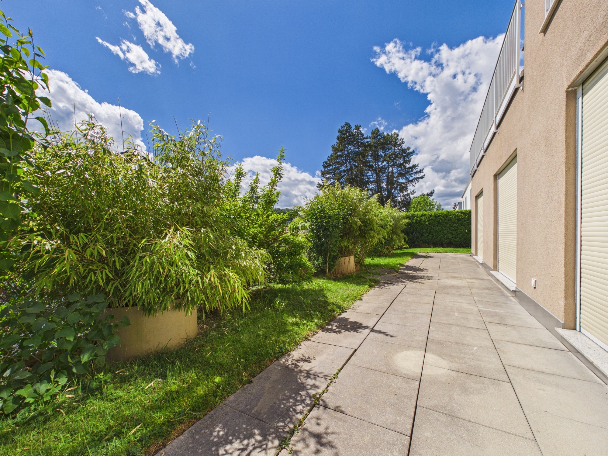 Gartenweg entlang des Gebäudes
