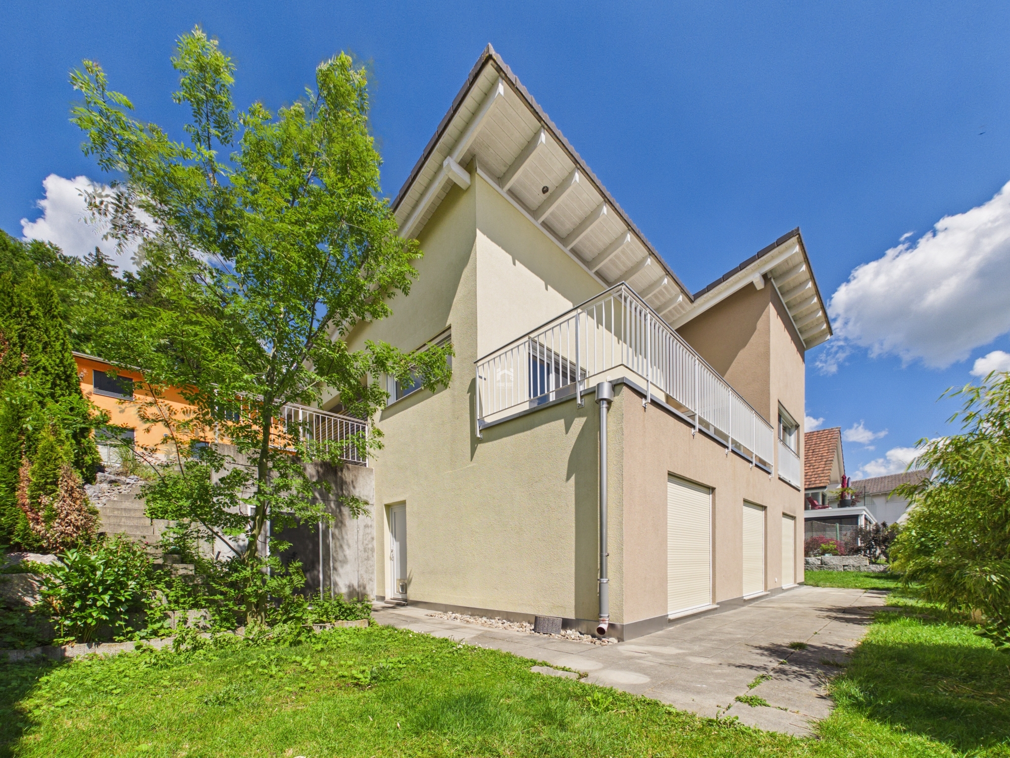 Modernes Einfamilienhaus mit Gartenansicht