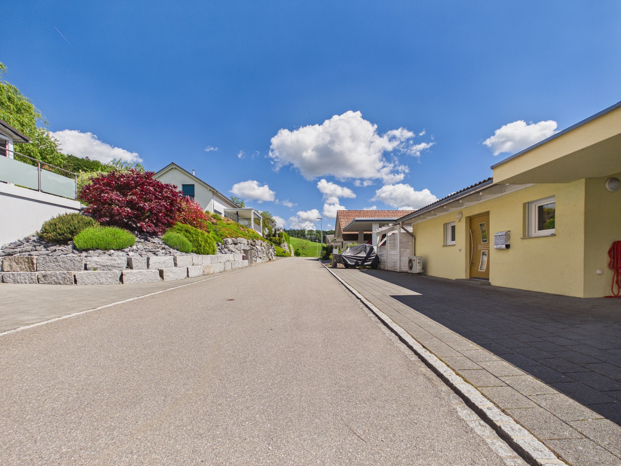 Wohnstraße mit Häusern und Zufahrt