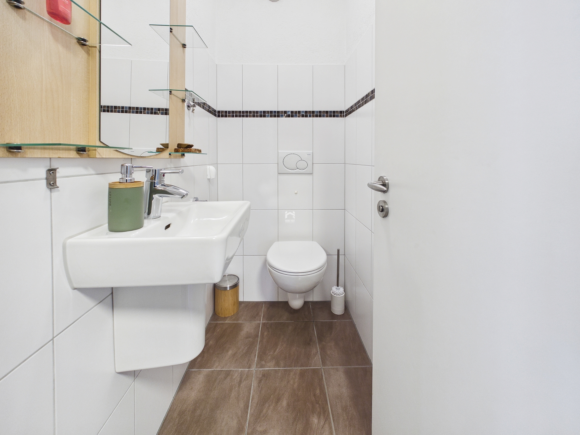 Gäste-WC mit Wand-WC und Waschtisch