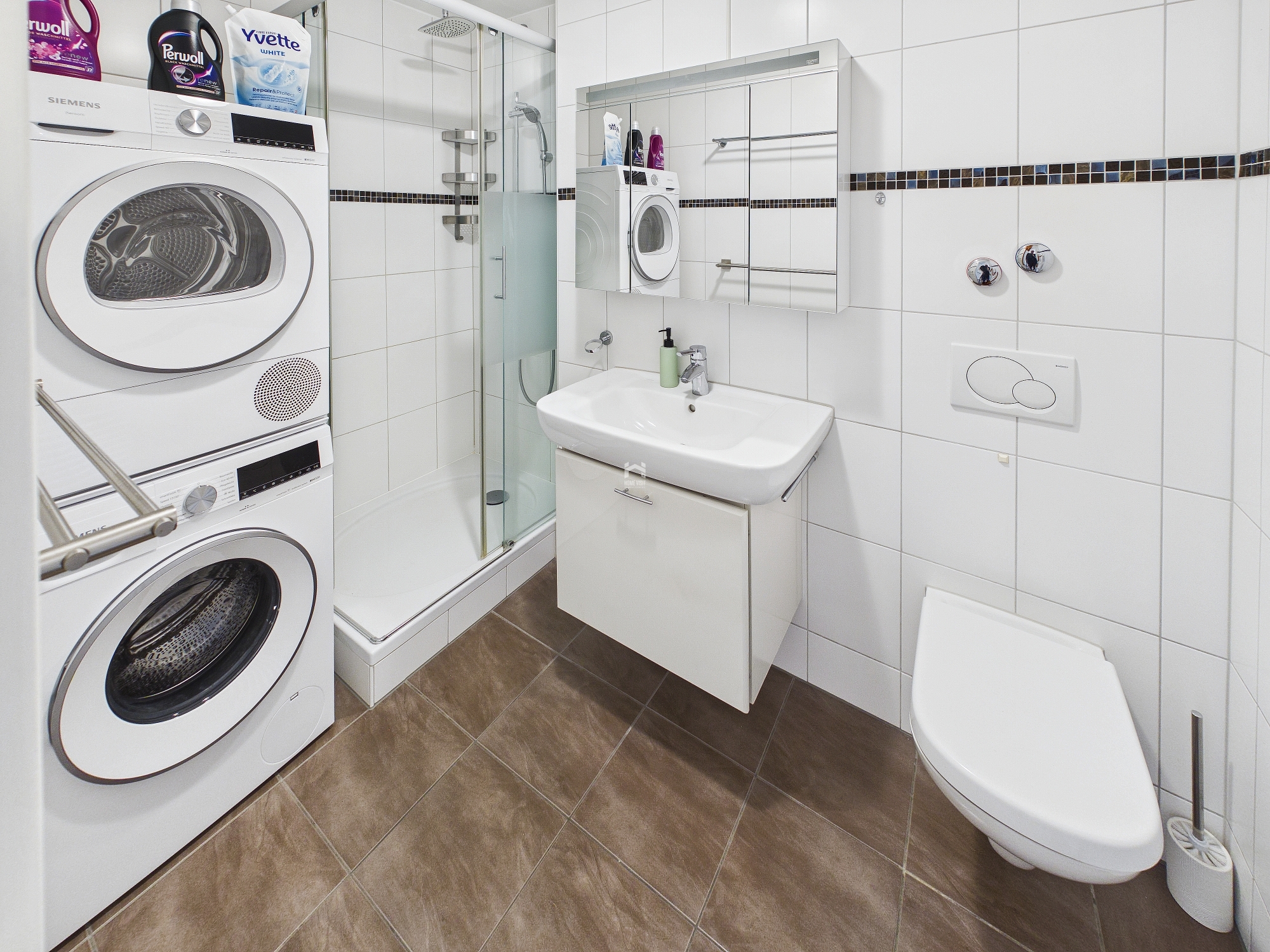 Modernes Badezimmer mit Waschmaschine und Dusche
