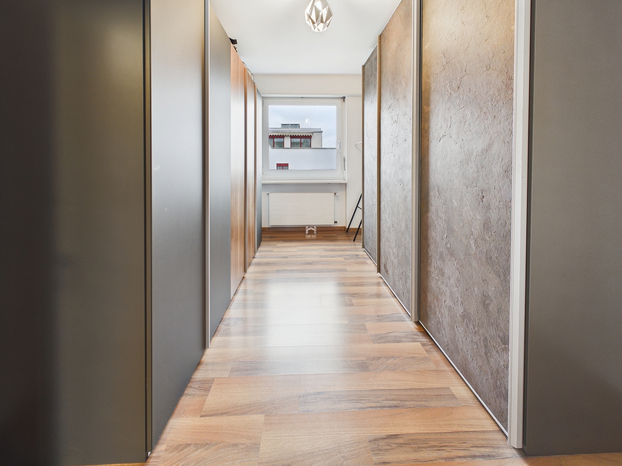 Moderner Flur mit Schrankfronten und Fensterblick