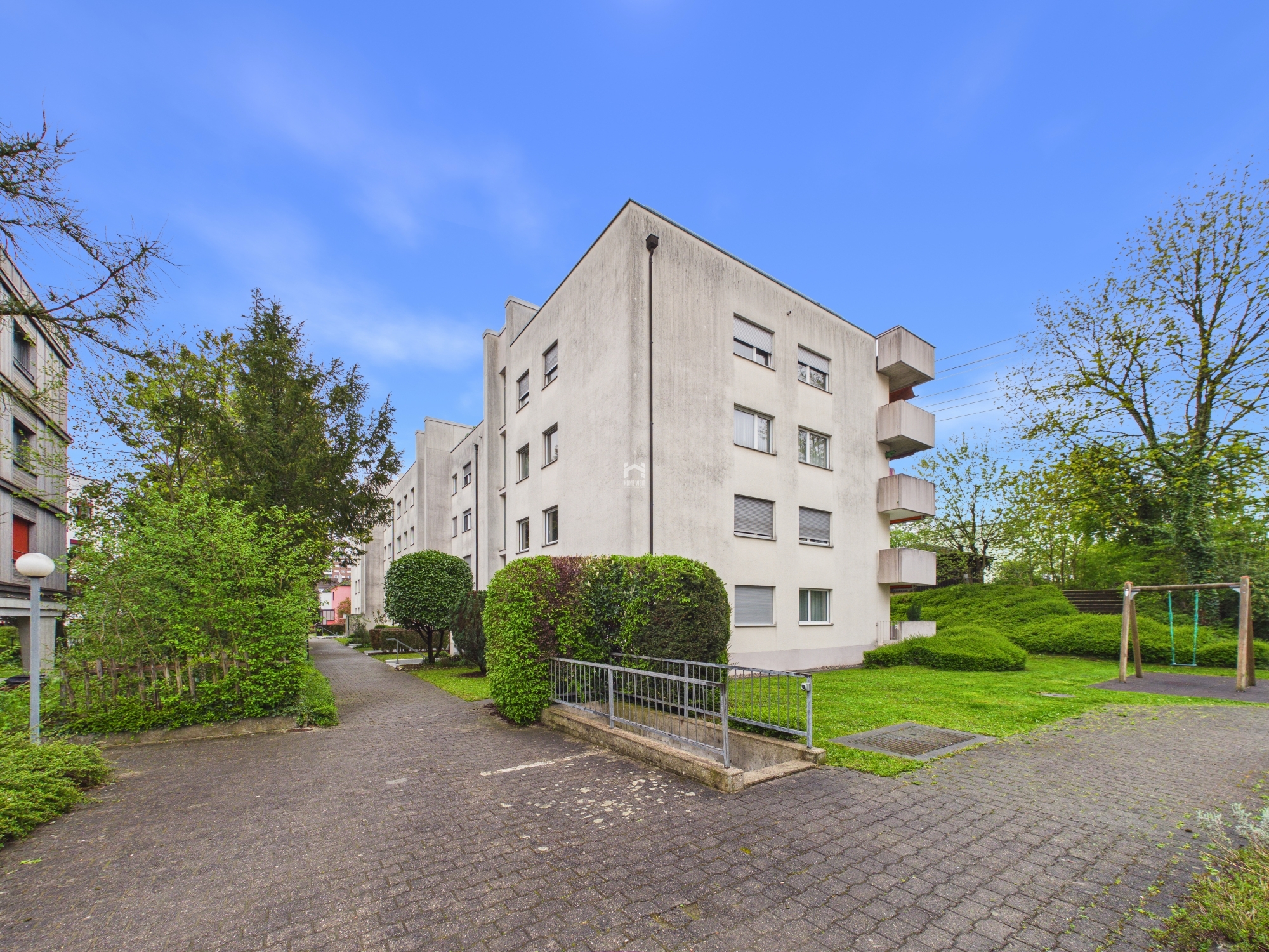 Mehrfamilienhaus mit Wohnanlage und Grünfläche