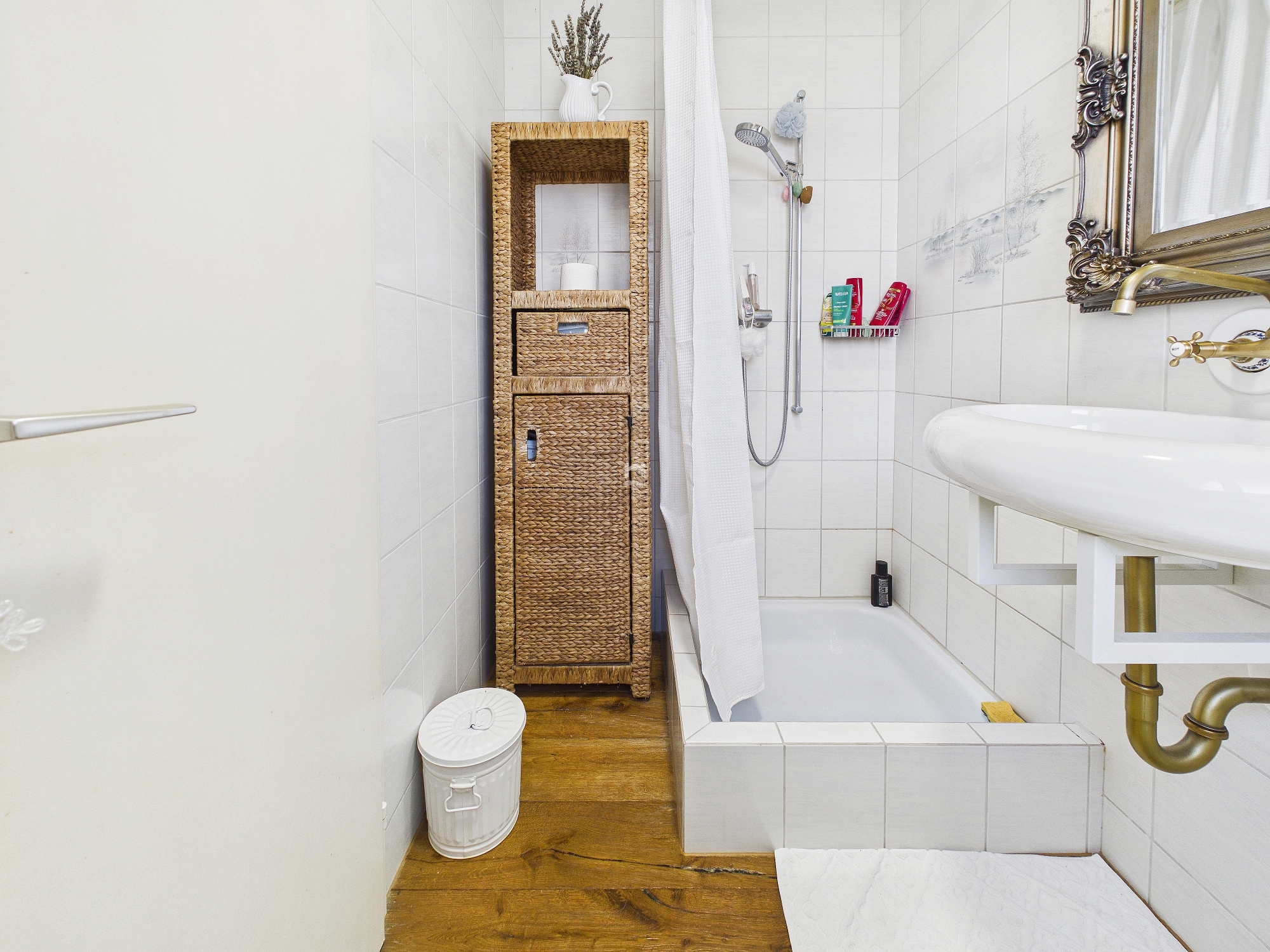 Kleines Badezimmer mit Badewanne und Dusche