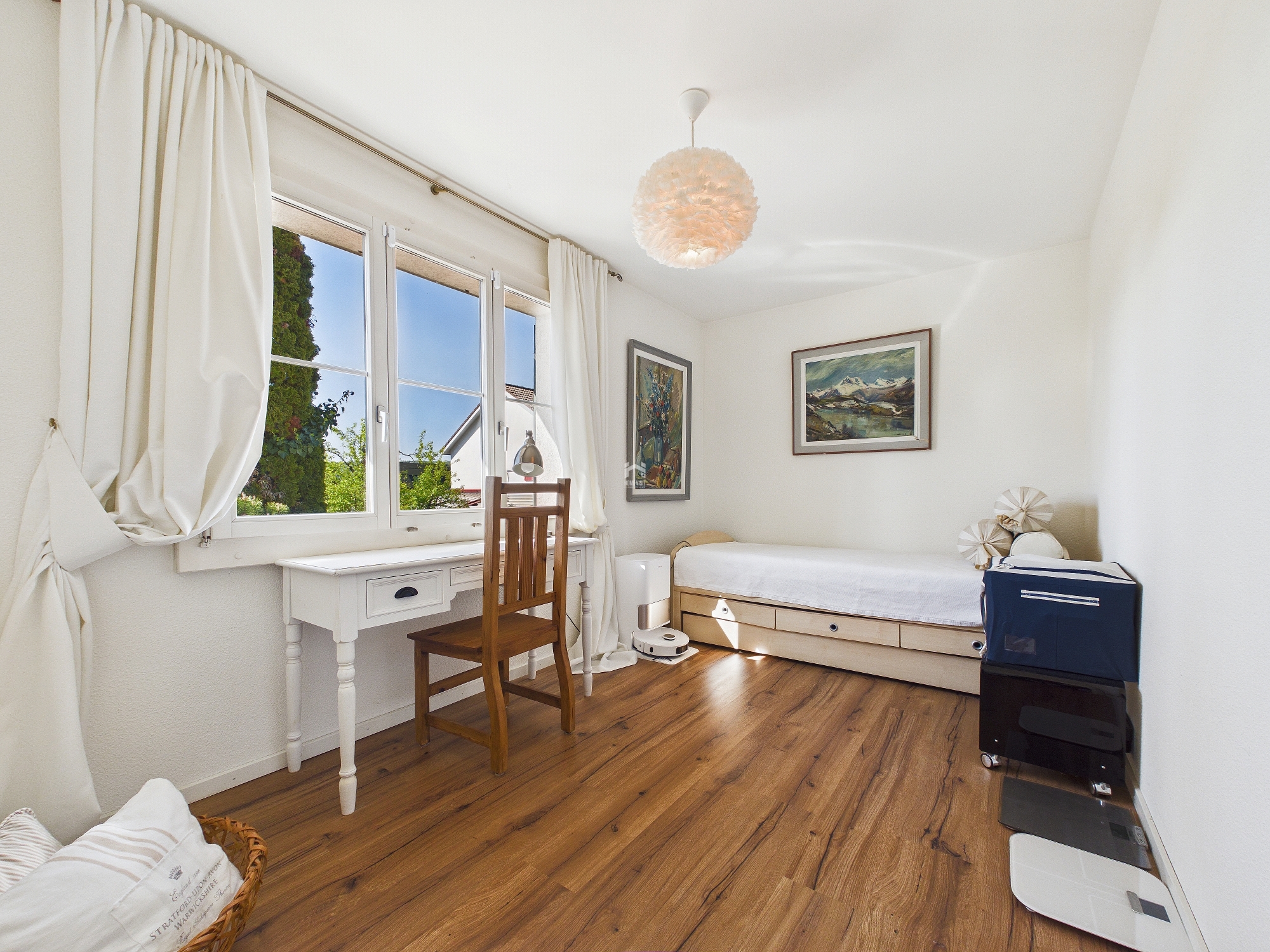 Helles Schlafzimmer mit Schreibtisch und Einzelbett