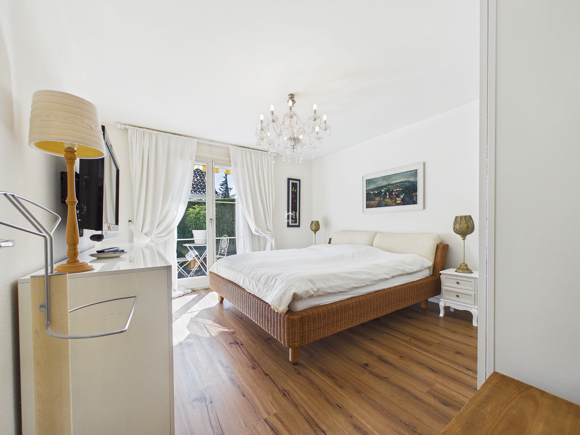 Helles Schlafzimmer mit Balkontür