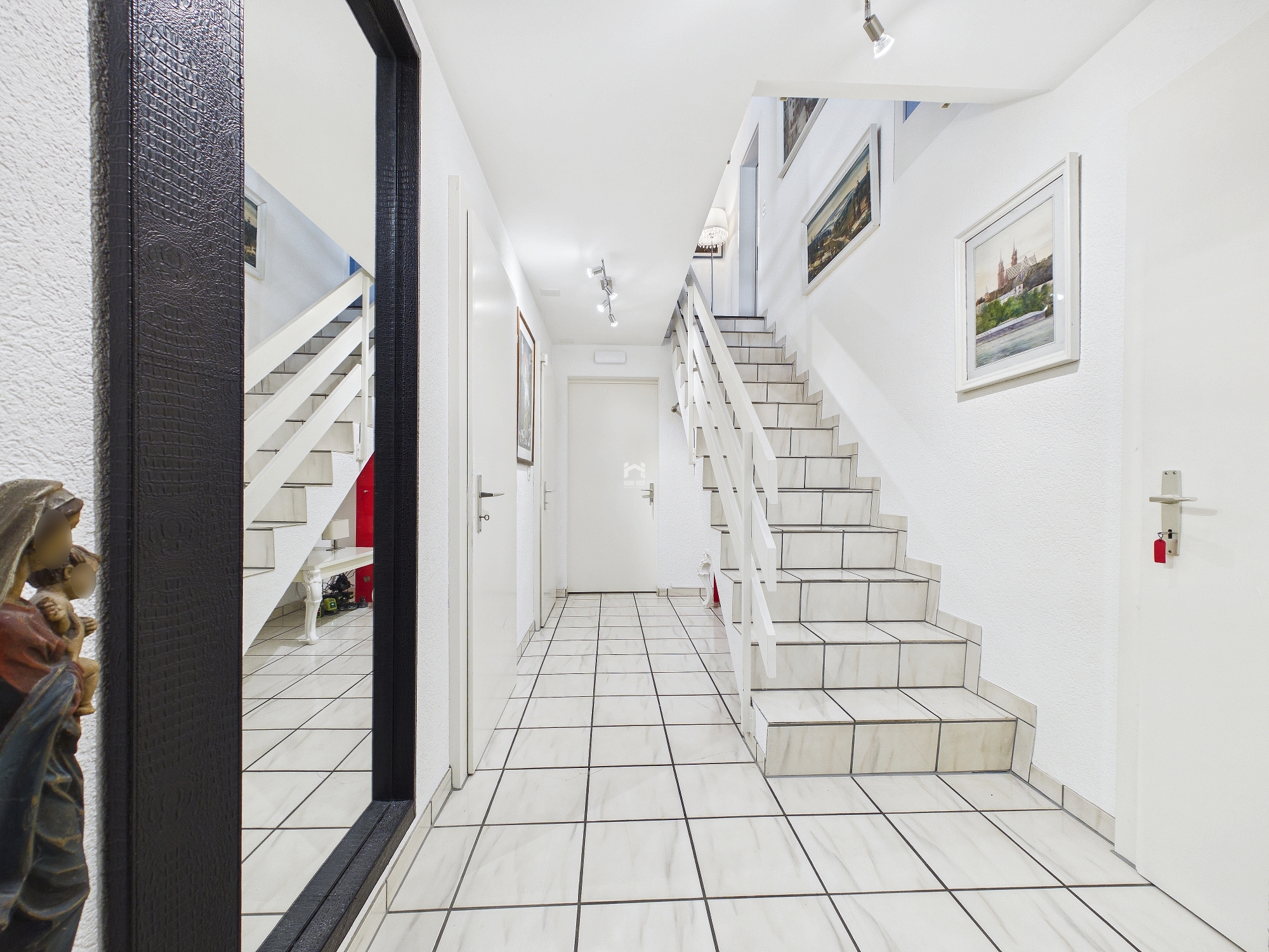Heller Flur mit Treppe
