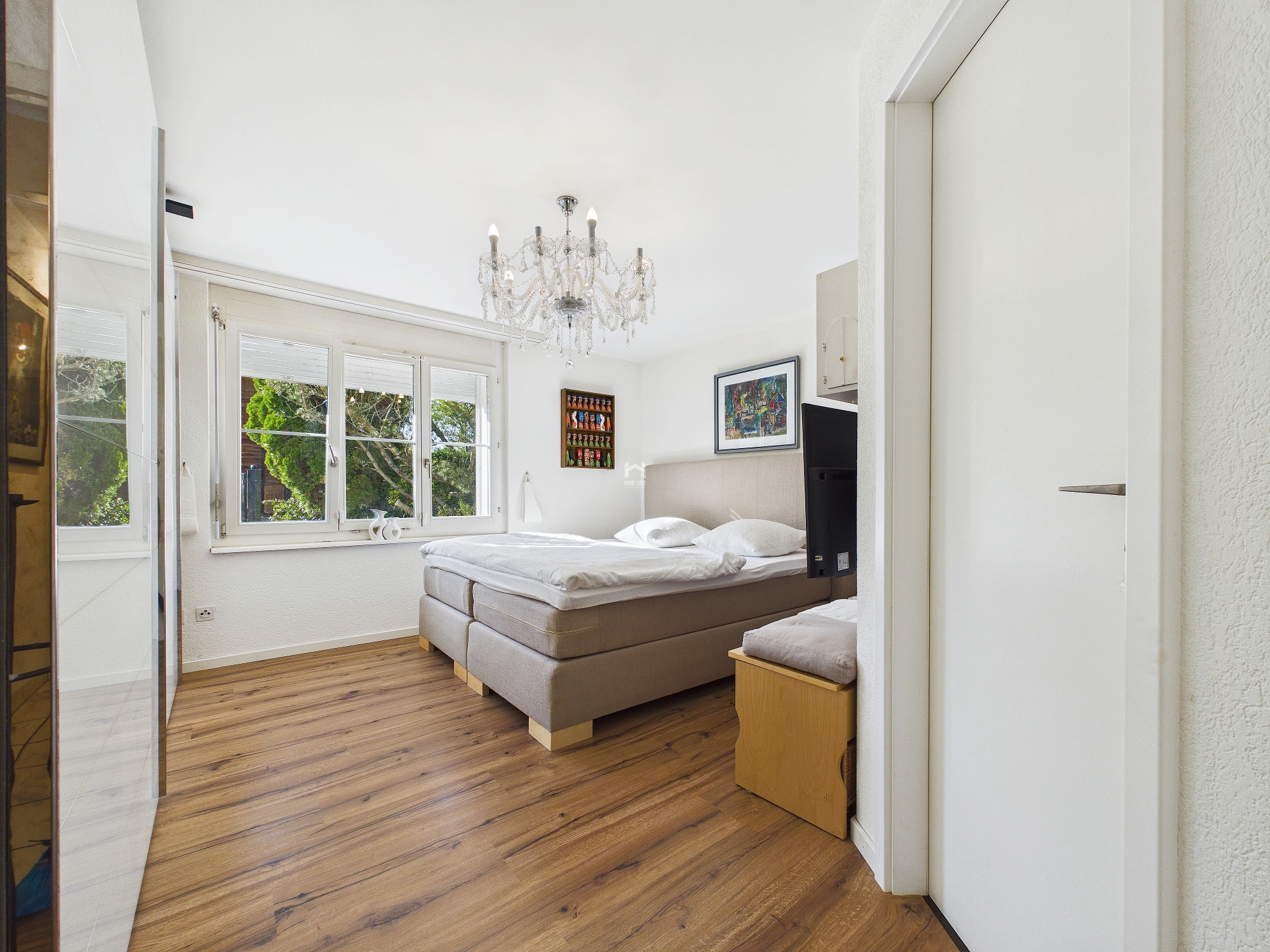 Helles Schlafzimmer mit Kronleuchter