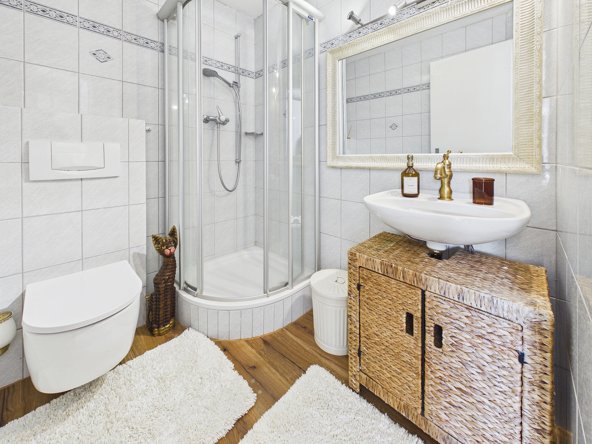 Helles Badezimmer mit Dusche und Waschplatz