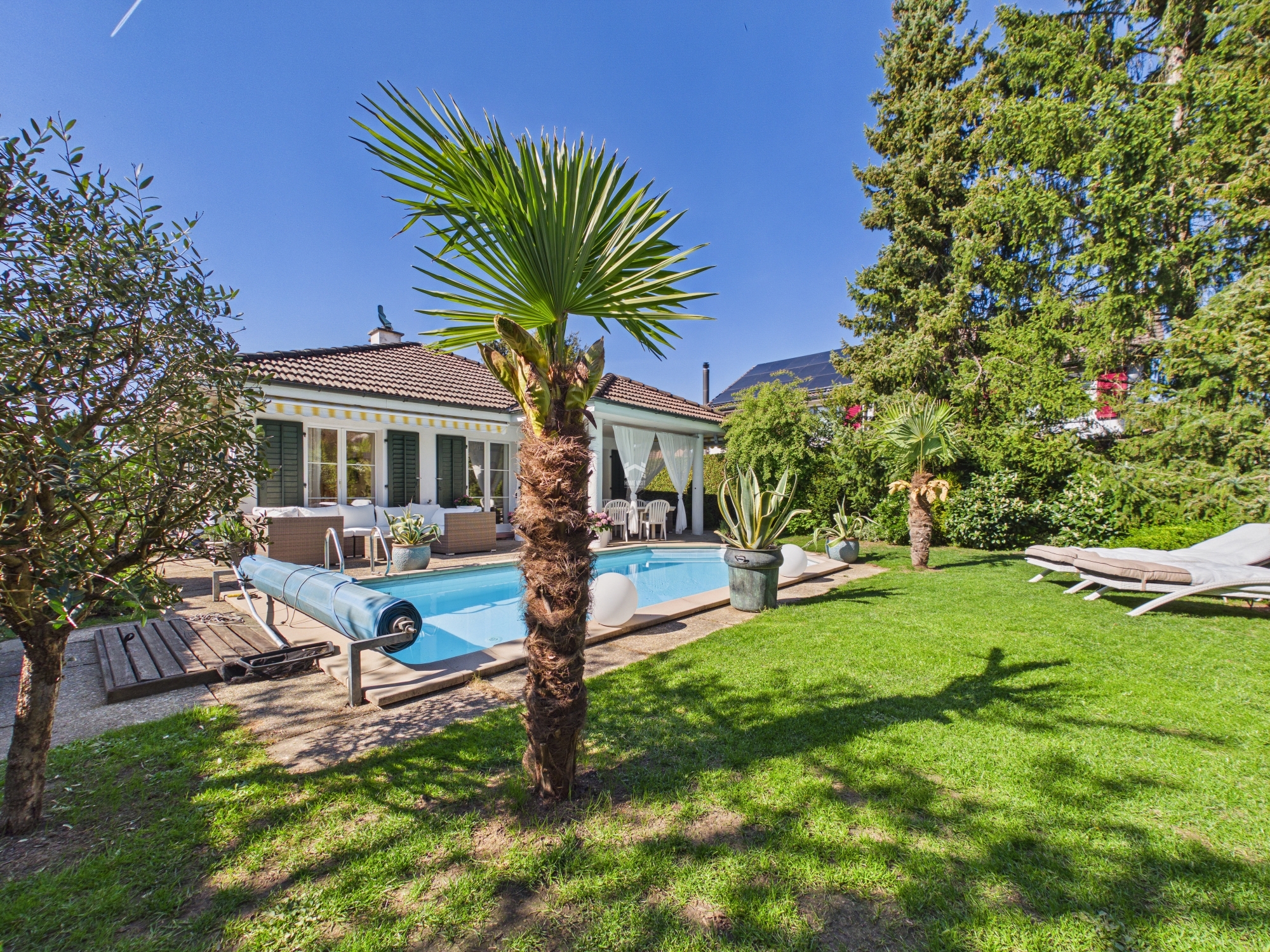 Garten mit Pool und mediterraner Gestaltung