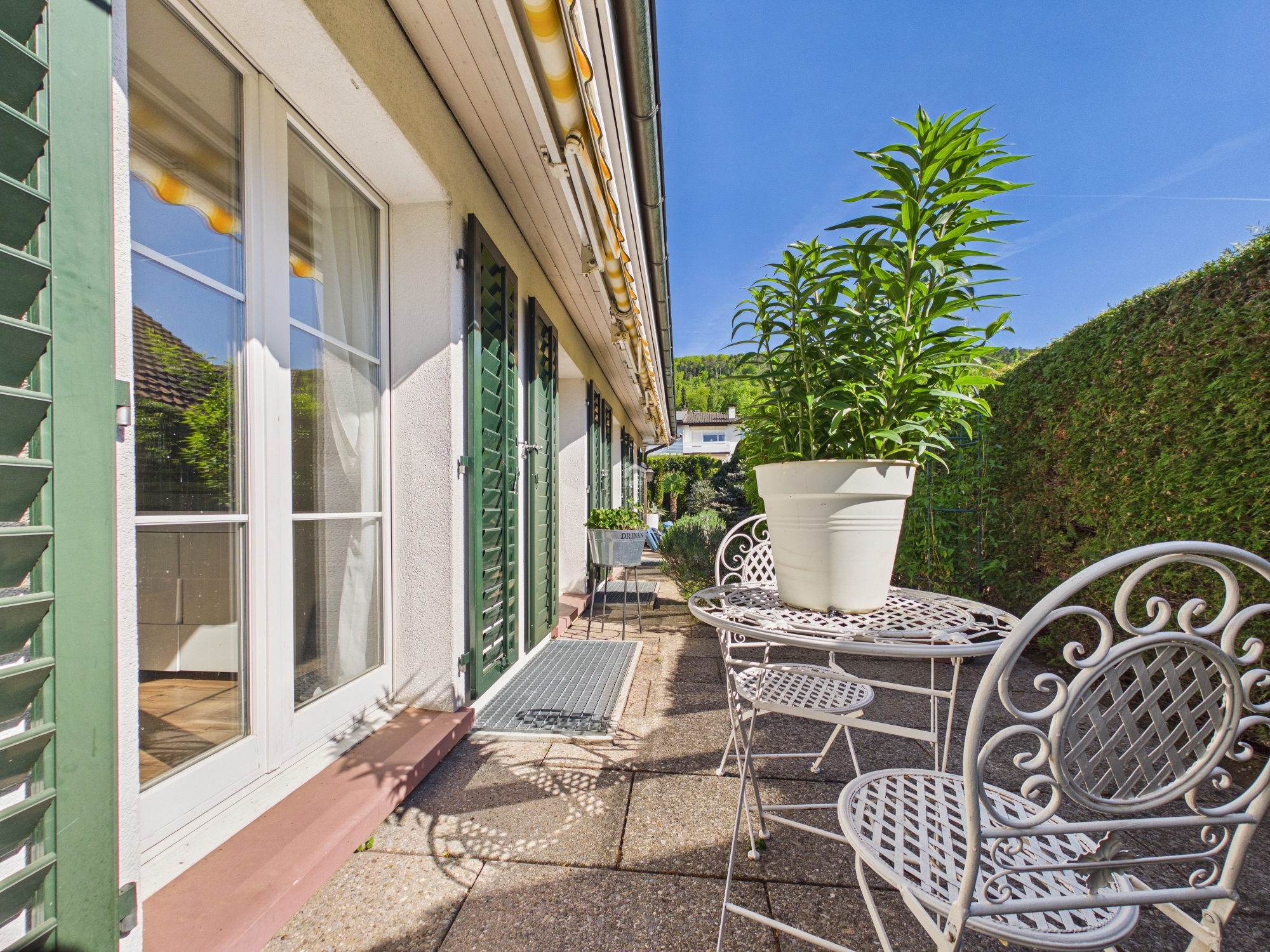Terrasse mit Hausfassade und Sitzgruppe