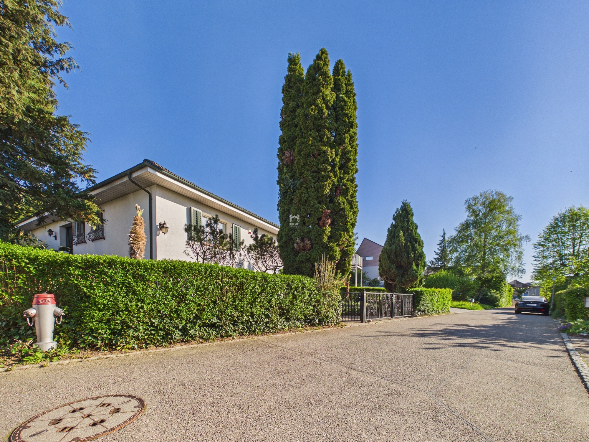 Wohnhaus in ruhiger Straße mit viel Grün