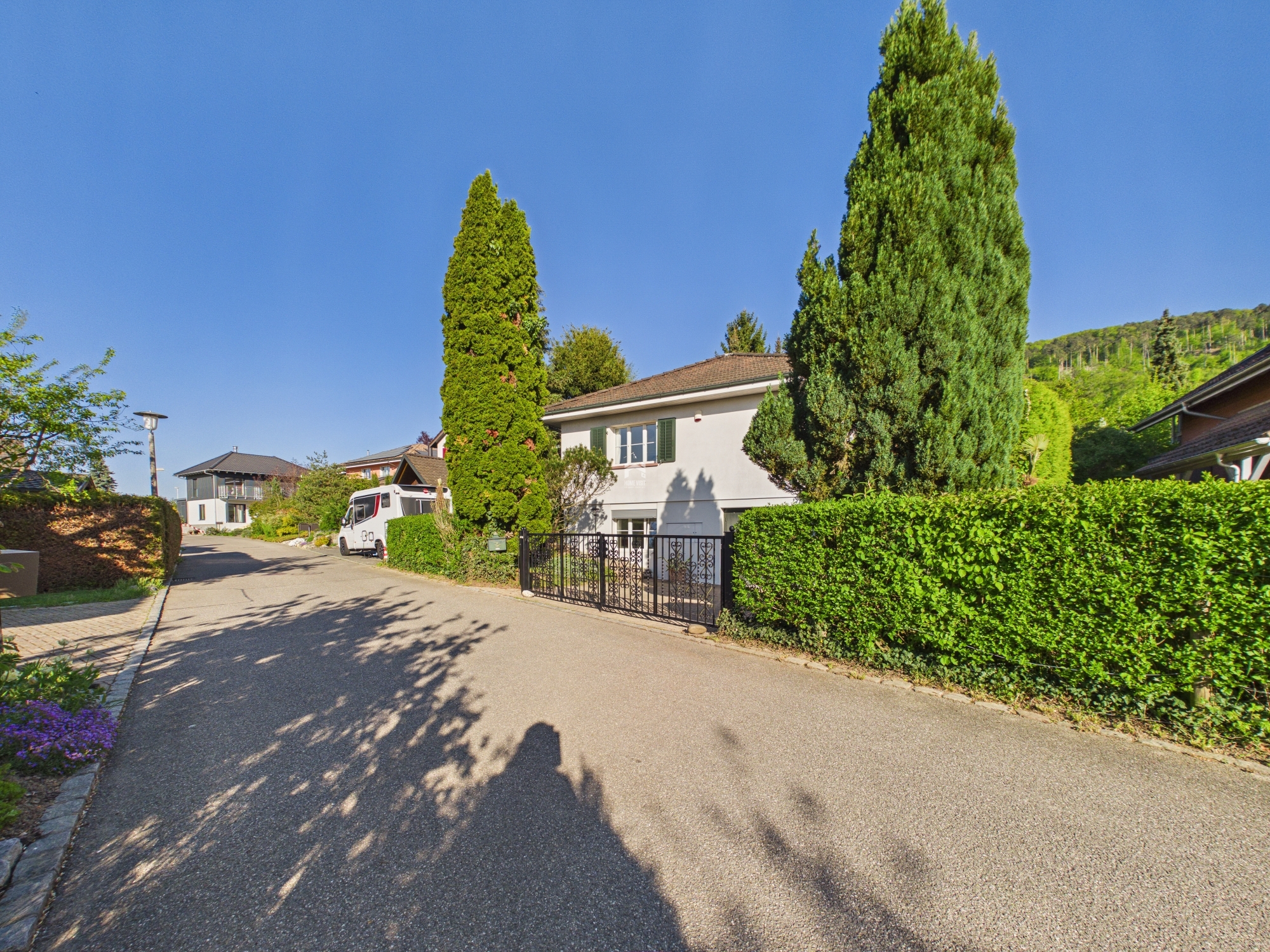 Wohnhaus in ruhiger Wohnstraße mit Garten und Einfahrt