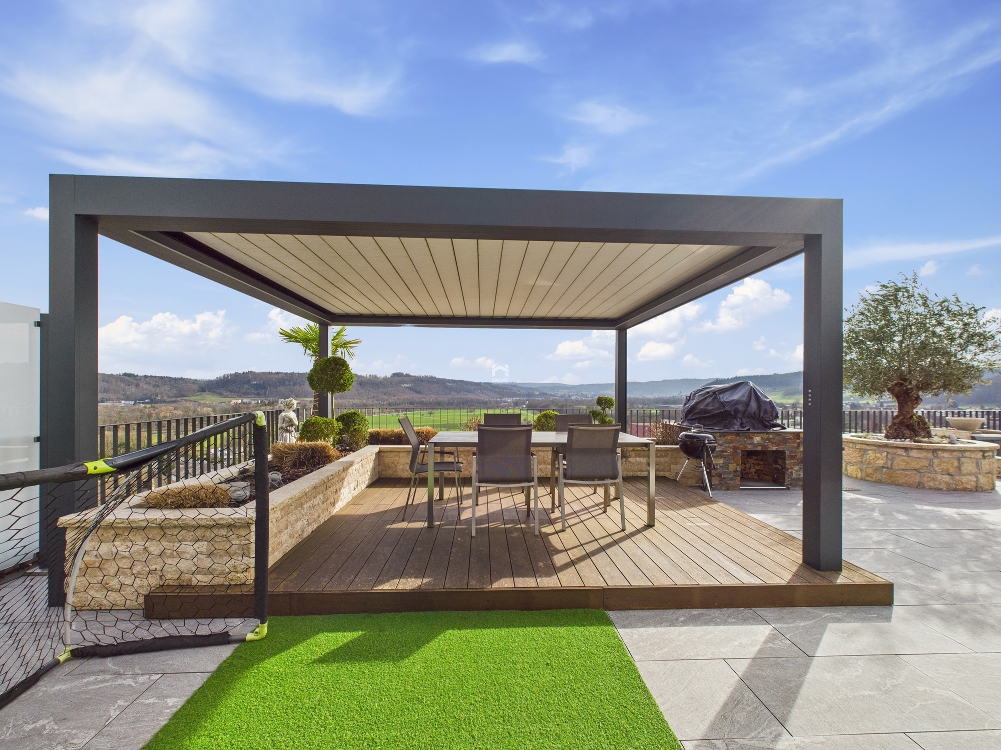 Überdachte Dachterrasse mit Pergola und Weitblick