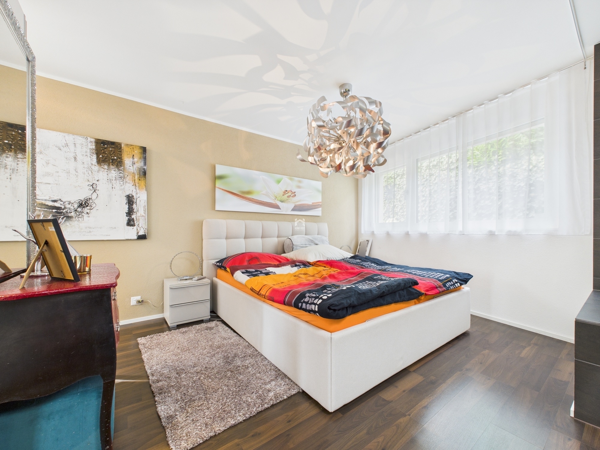 Modernes Schlafzimmer mit hellem Tageslicht