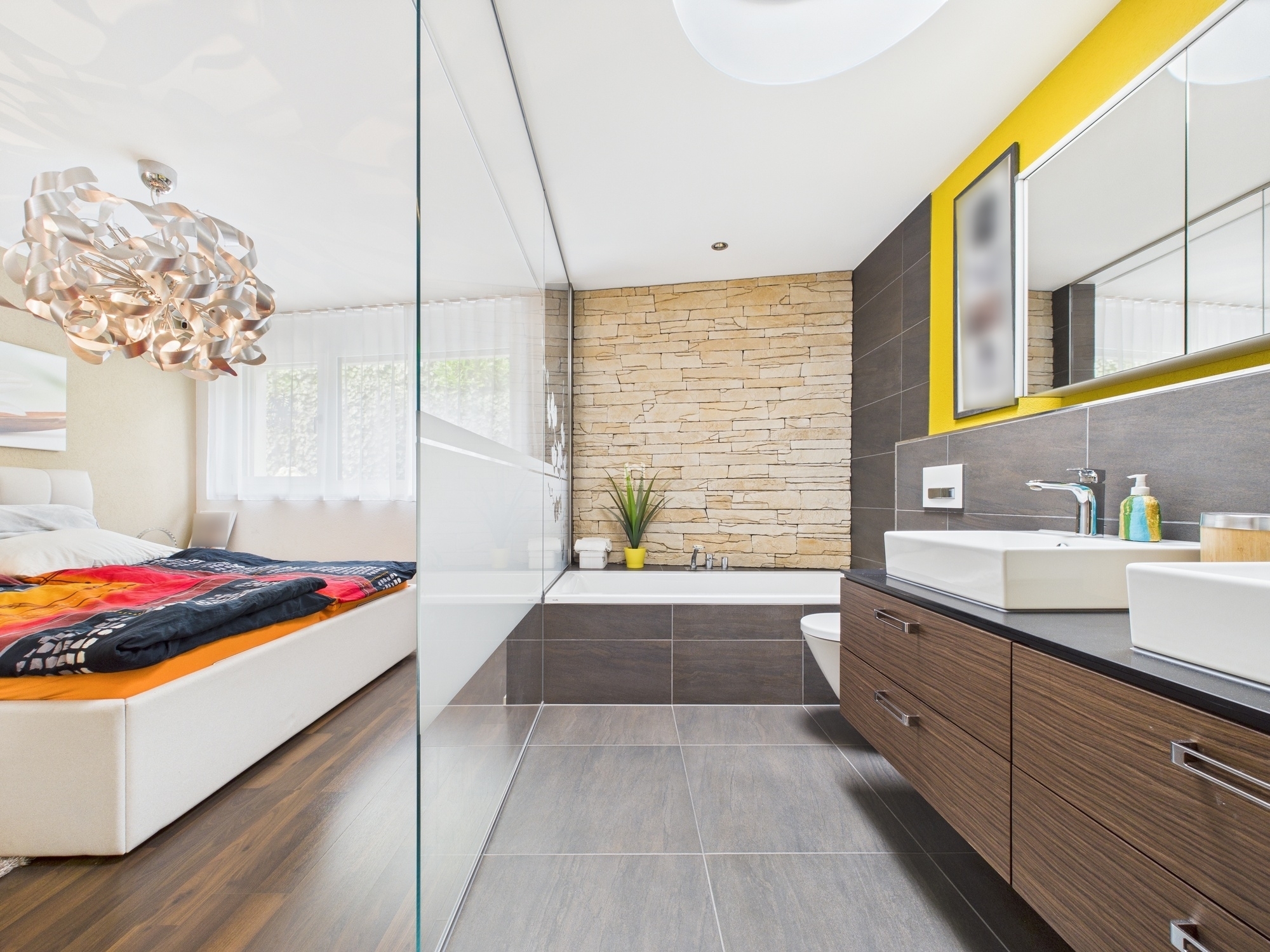 Modernes Schlafzimmer mit angrenzendem Bad